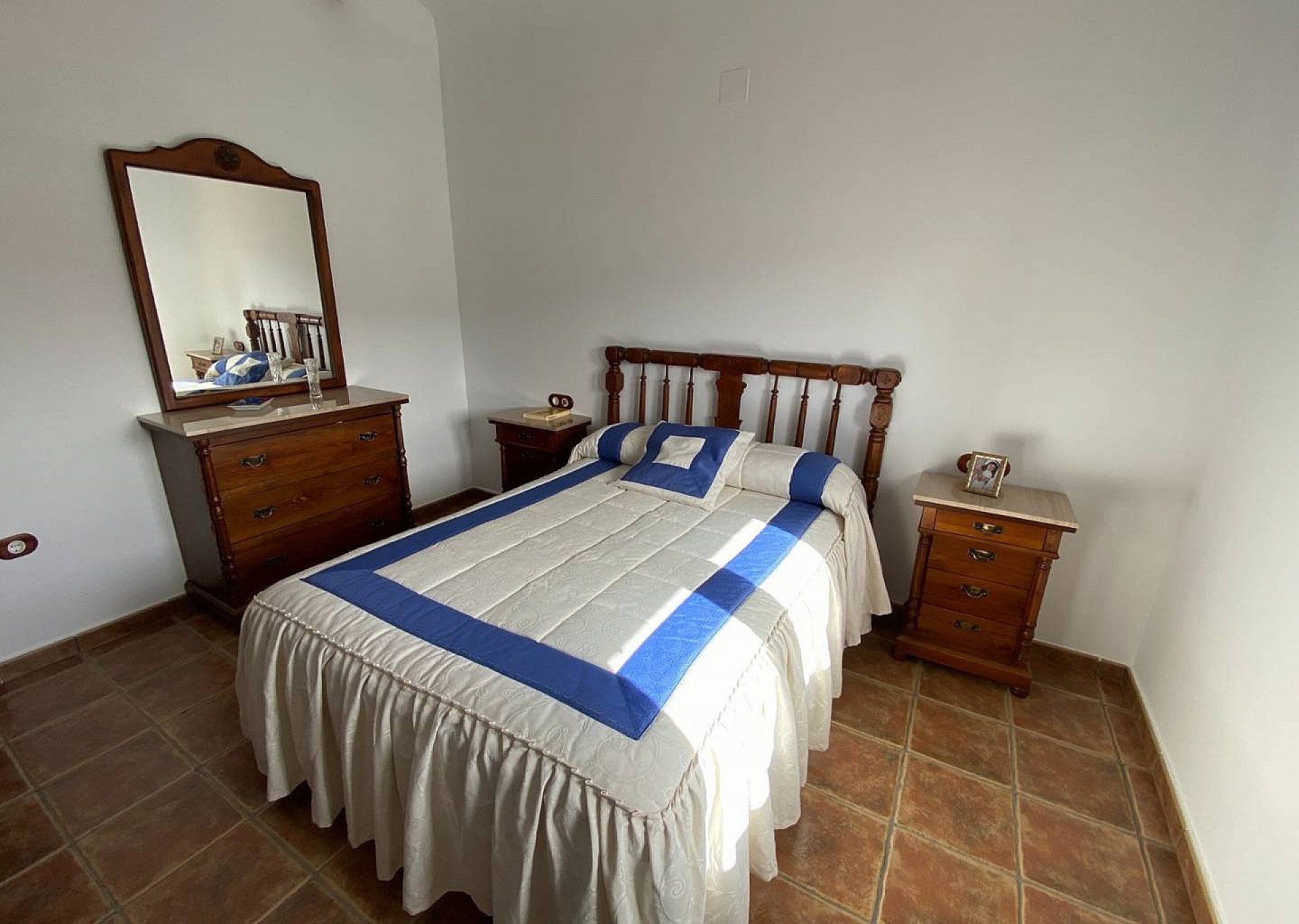 Resale - 5 Bedroom 3 Bathroom Villa in Villena -  - Alicante