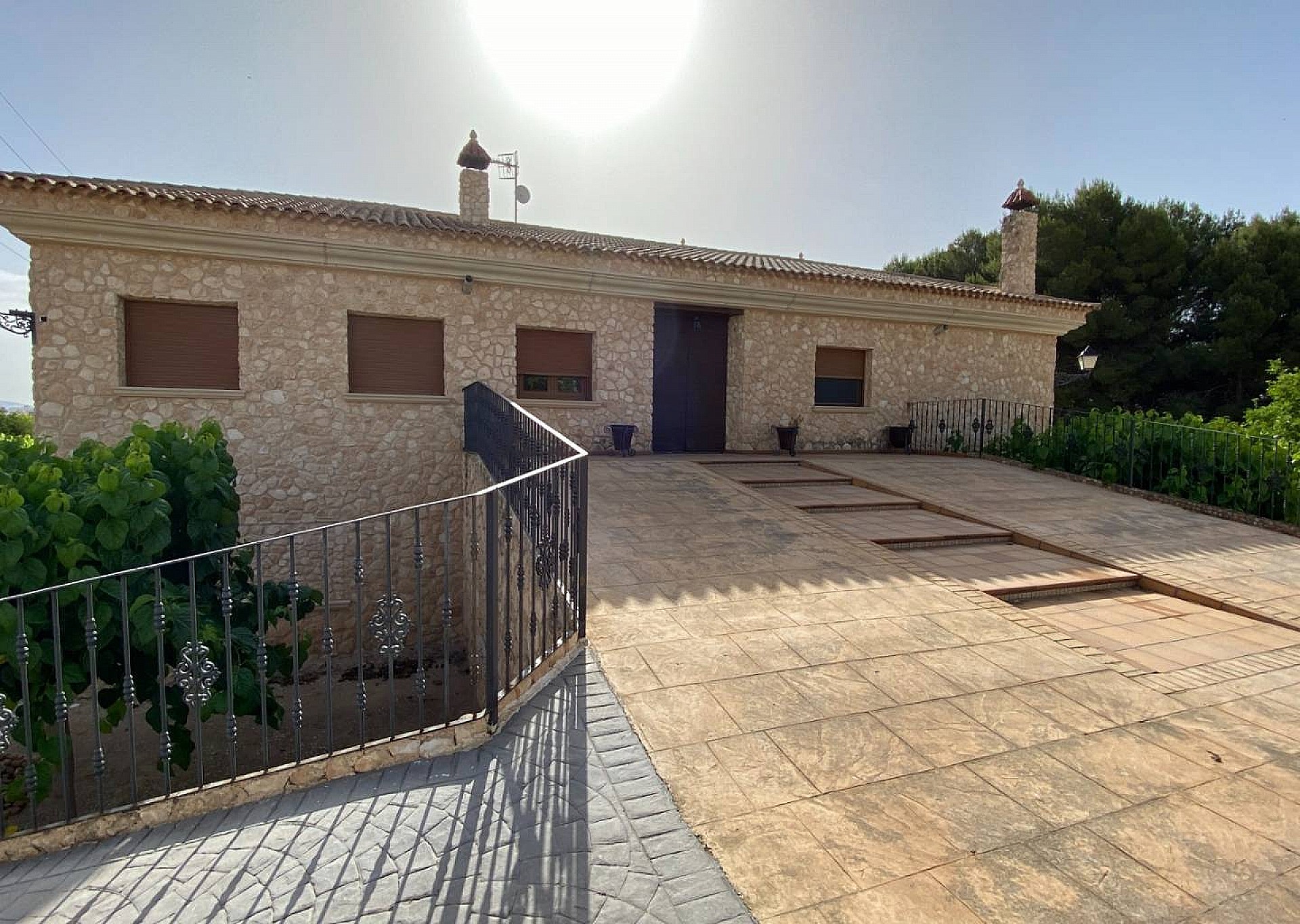 Resale - 5 Bedroom 3 Bathroom Villa in Villena -  - Alicante