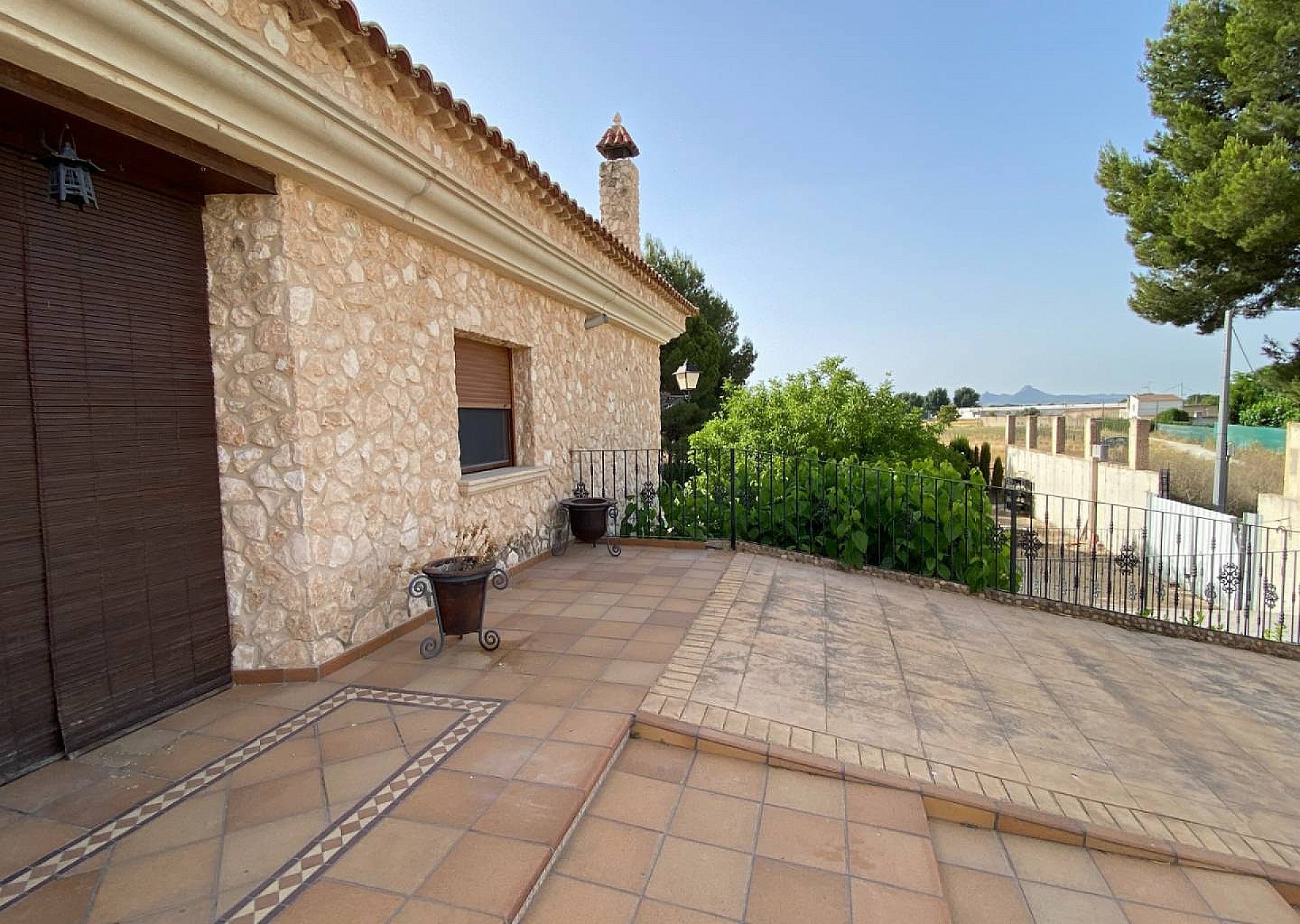 Resale - 5 Bedroom 3 Bathroom Villa in Villena -  - Alicante