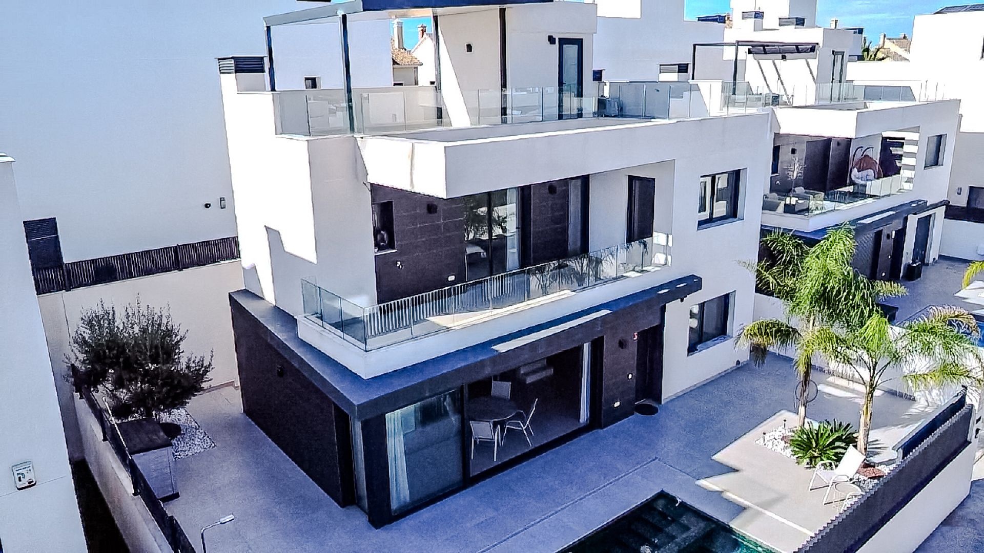 Resale - 5 Bedroom 4 Bathroom Villa in Algorfa -  - Alicante