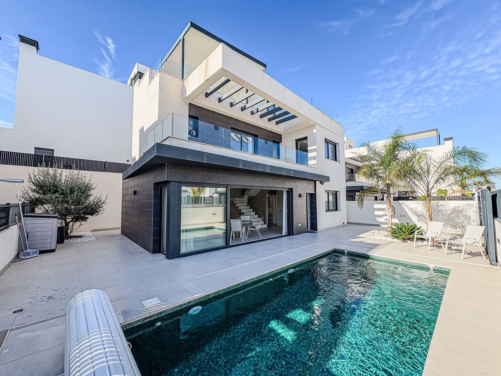 Resale - 5 Bedroom 4 Bathroom Villa in Algorfa -  - Alicante