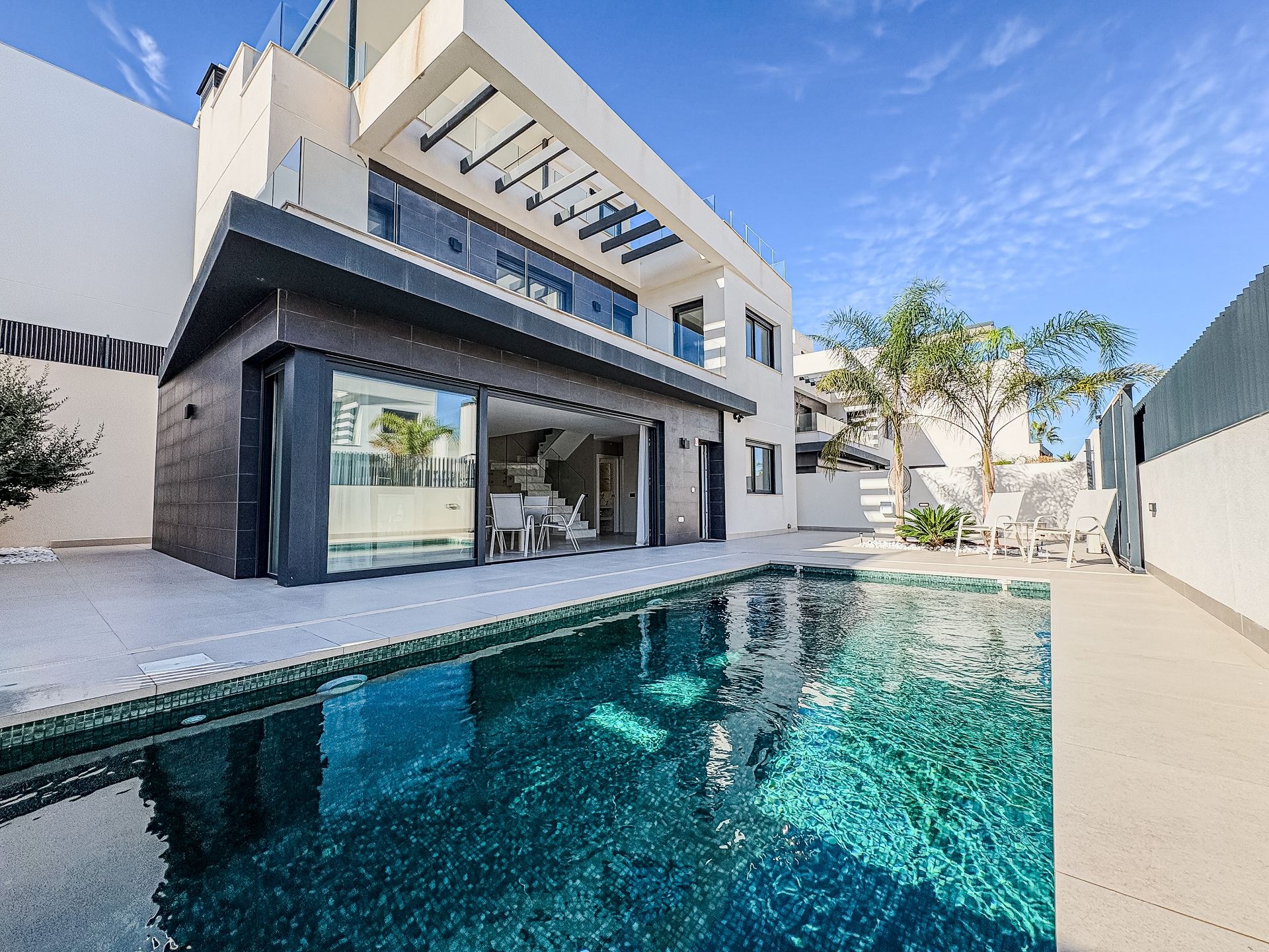 Resale - 5 Bedroom 4 Bathroom Villa in Algorfa -  - Alicante