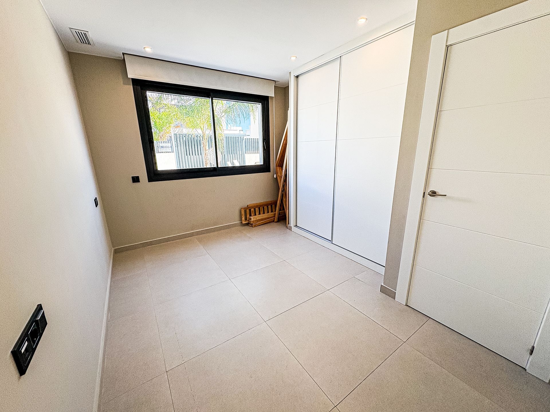 Resale - 5 Bedroom 4 Bathroom Villa in Algorfa -  - Alicante