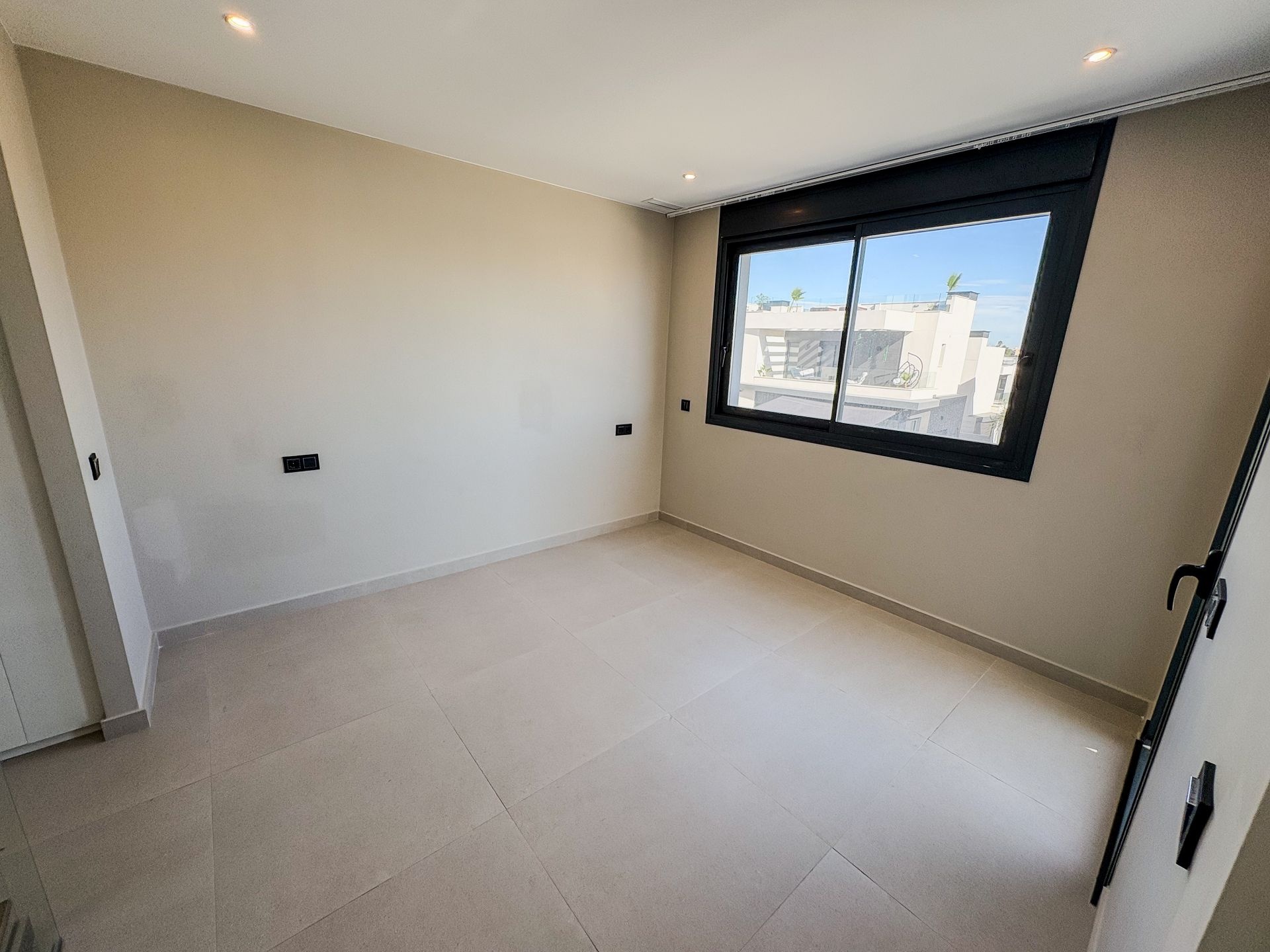 Resale - 5 Bedroom 4 Bathroom Villa in Algorfa -  - Alicante