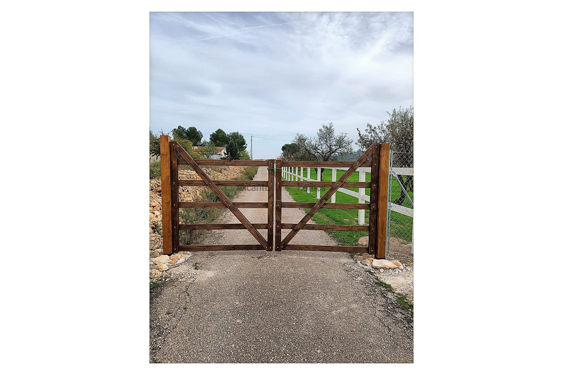 Resale - 3 Bedroom 1 Bathroom Country house in Monóvar -  - Alicante