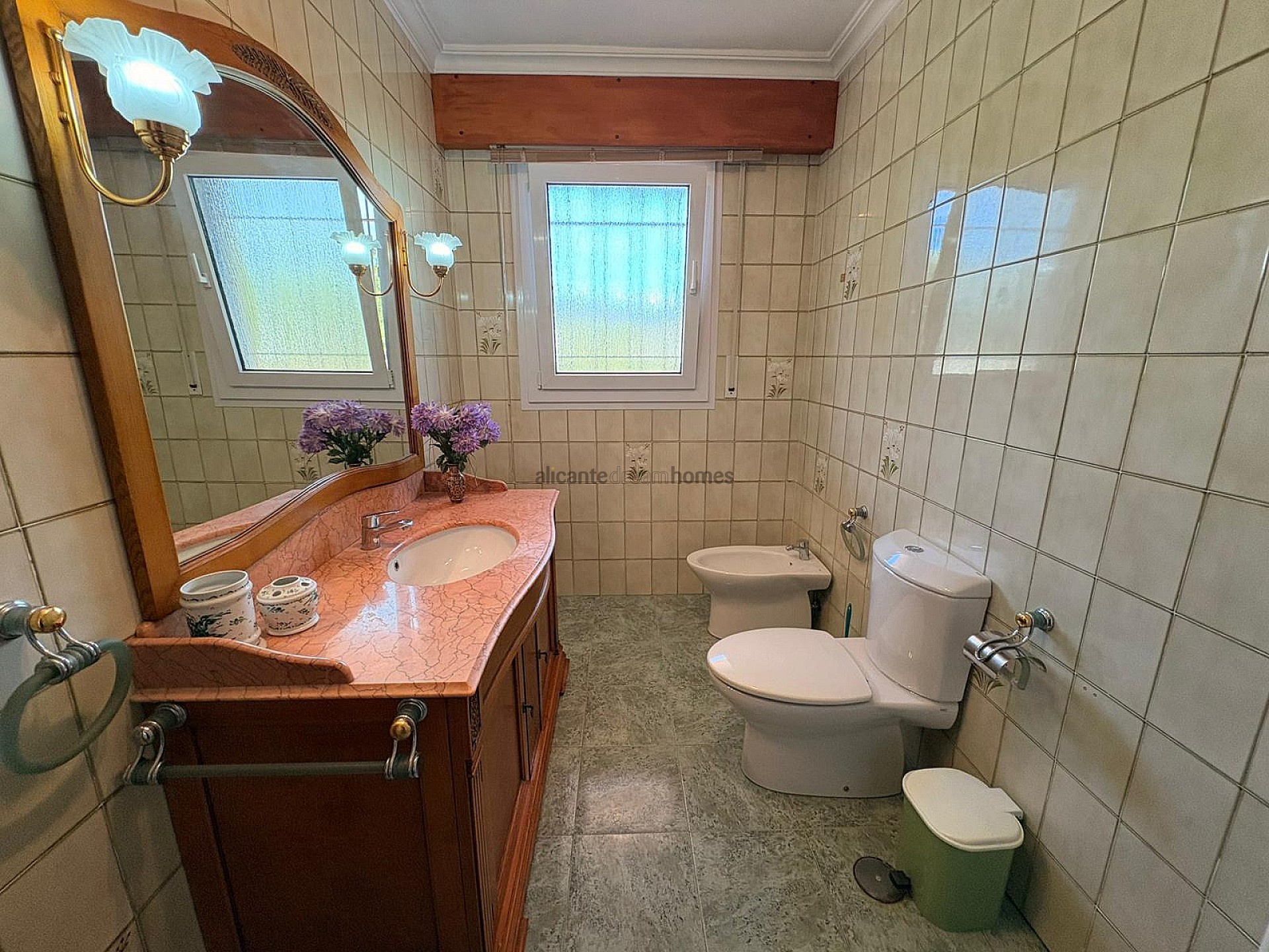 Resale - 3 Bedroom 2 Bathroom Villa in Sax -  - Alicante