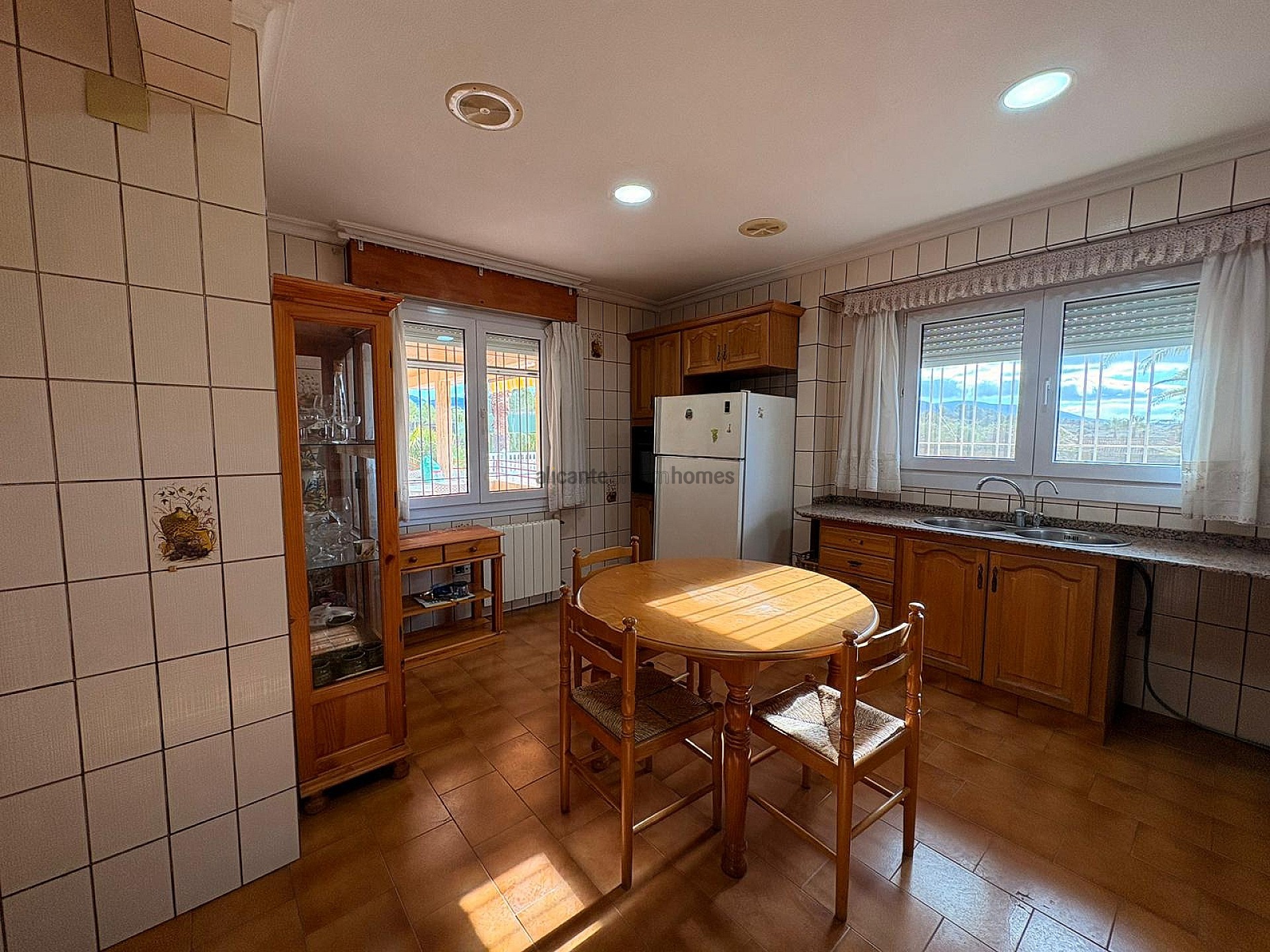 Resale - 3 Bedroom 2 Bathroom Villa in Sax -  - Alicante