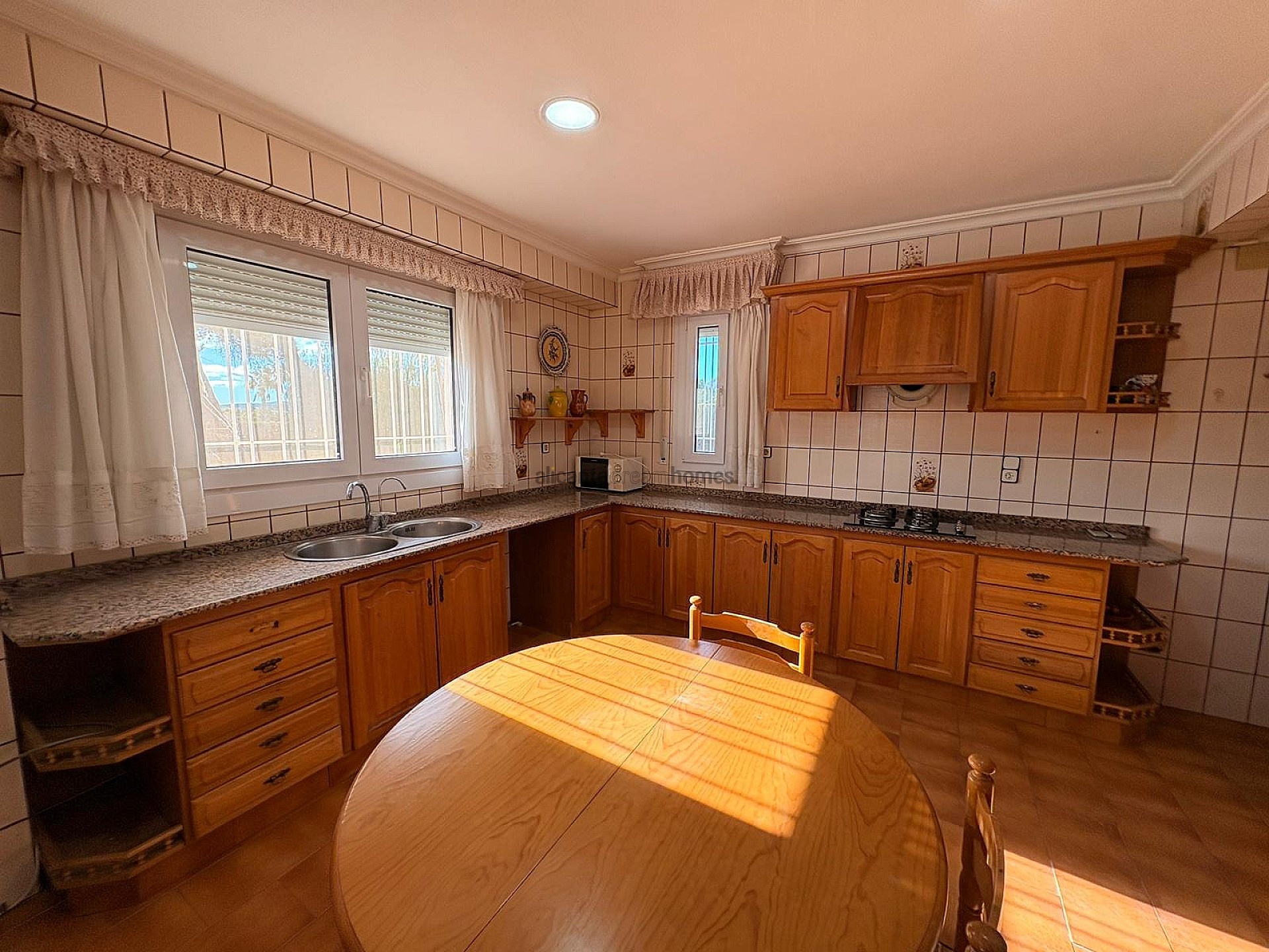Resale - 3 Bedroom 2 Bathroom Villa in Sax -  - Alicante