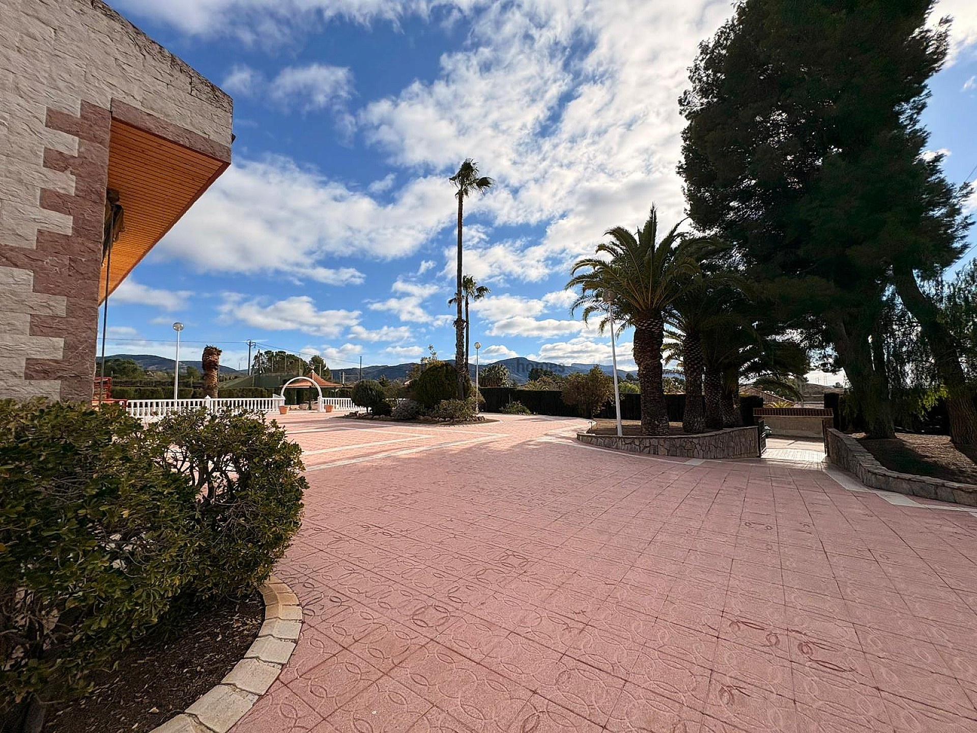 Resale - 3 Bedroom 2 Bathroom Villa in Sax -  - Alicante