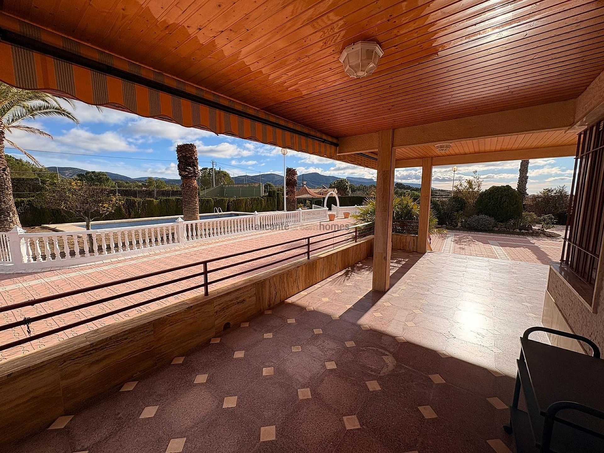 Resale - 3 Bedroom 2 Bathroom Villa in Sax -  - Alicante