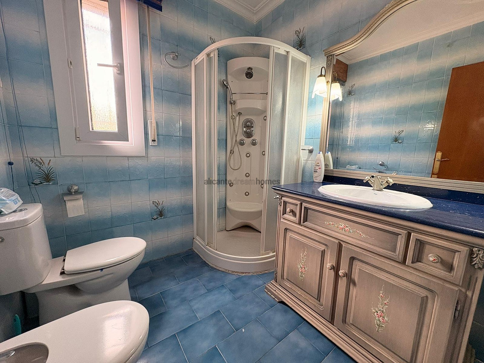 Resale - 3 Bedroom 2 Bathroom Villa in Sax -  - Alicante