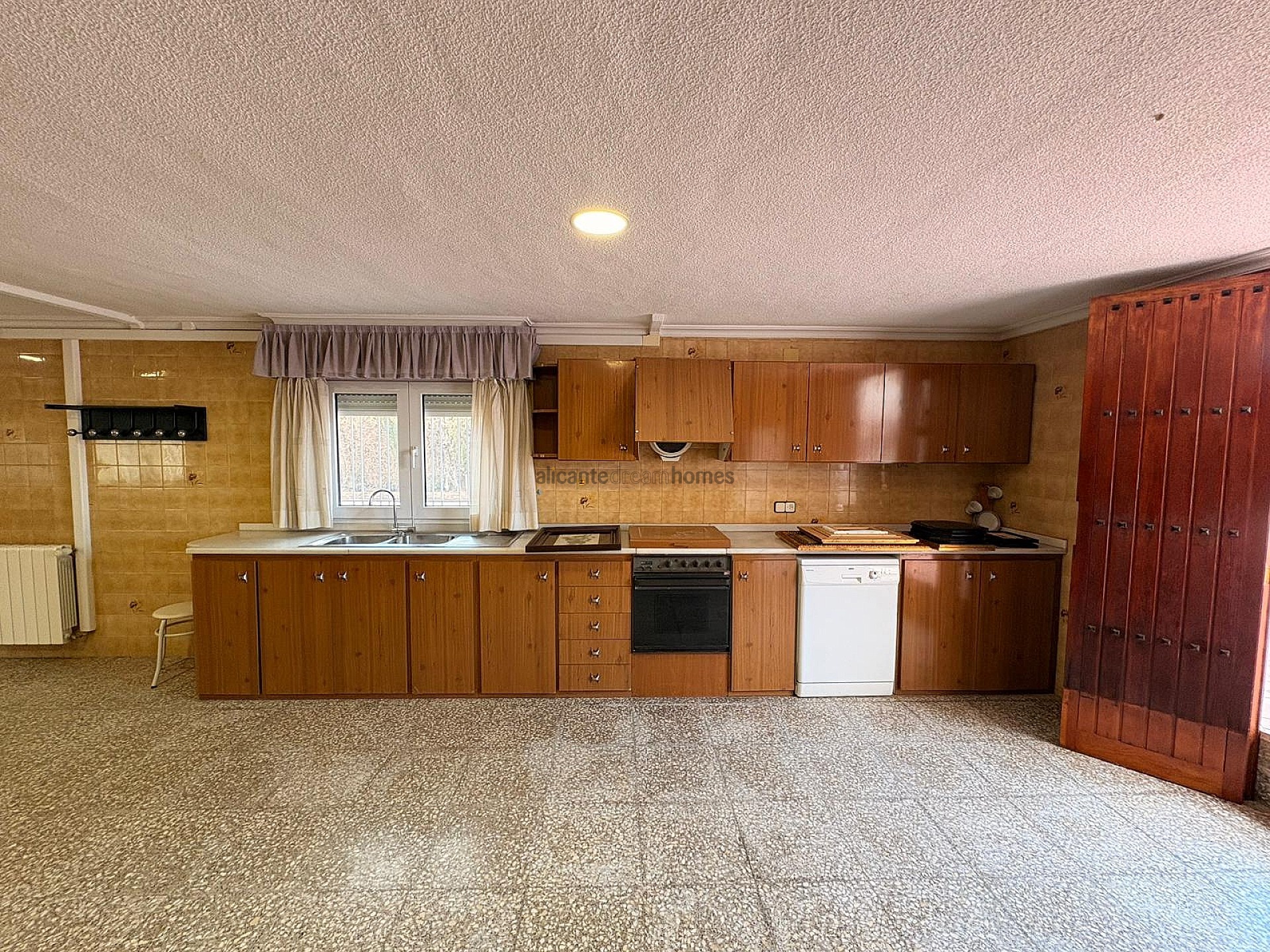 Resale - 3 Bedroom 2 Bathroom Villa in Sax -  - Alicante