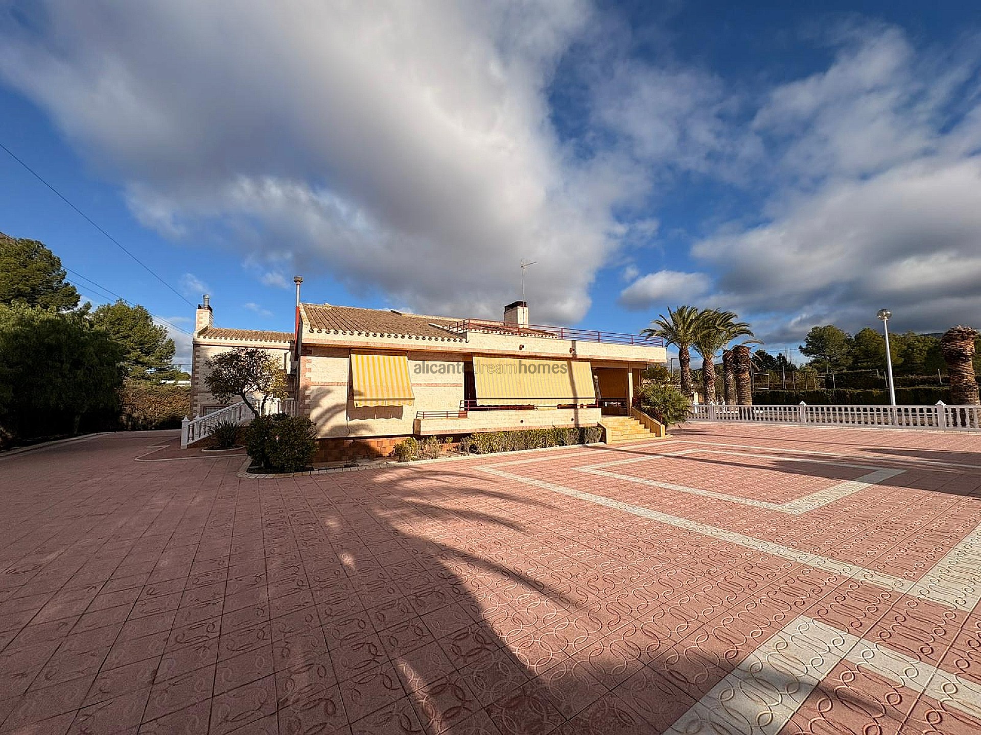 Resale - 3 Bedroom 2 Bathroom Villa in Sax -  - Alicante