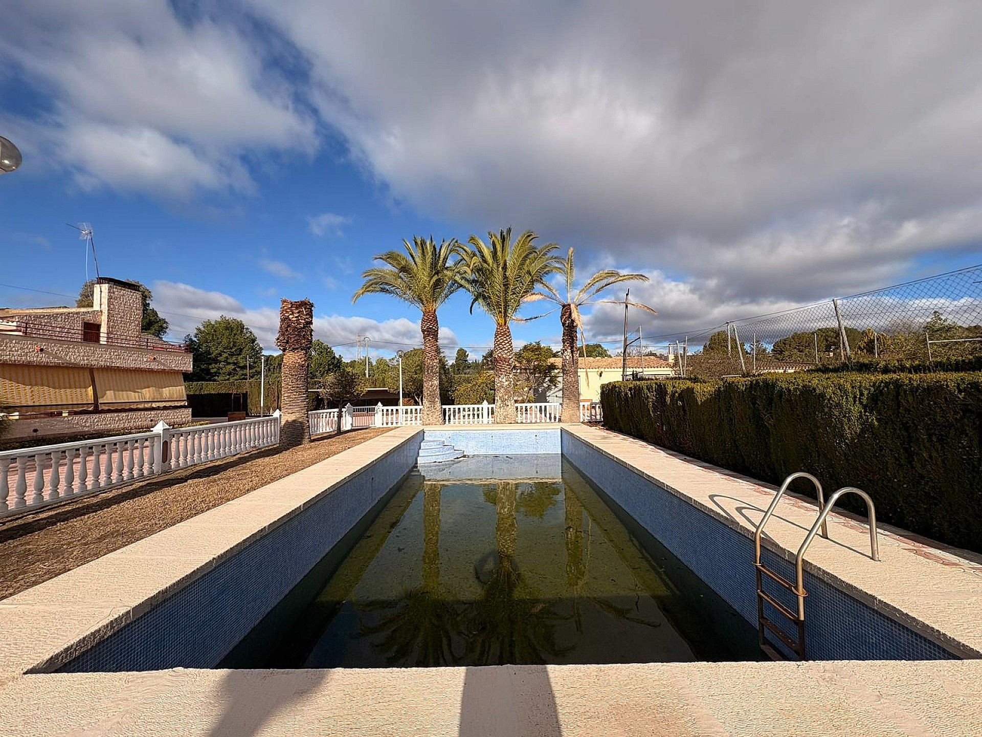 Resale - 3 Bedroom 2 Bathroom Villa in Sax -  - Alicante