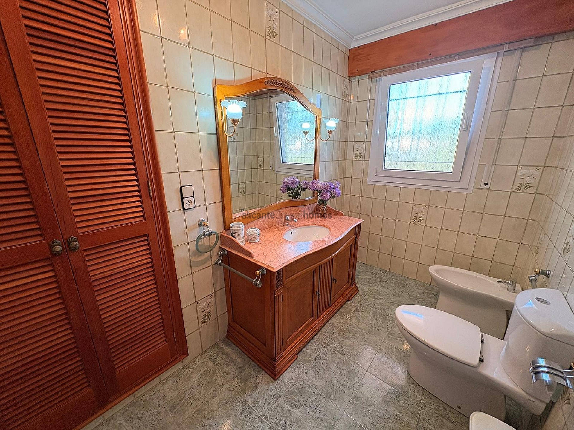 Resale - 3 Bedroom 2 Bathroom Villa in Sax -  - Alicante