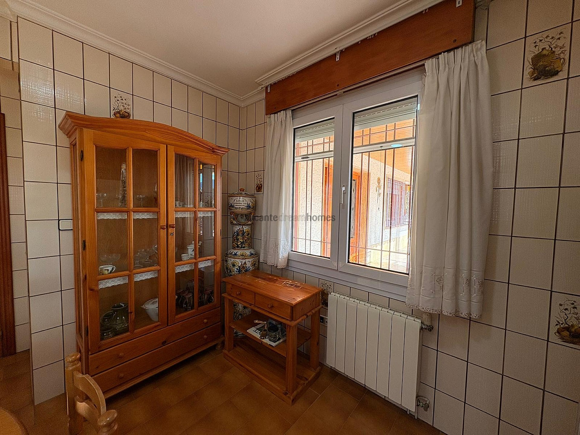 Resale - 3 Bedroom 2 Bathroom Villa in Sax -  - Alicante