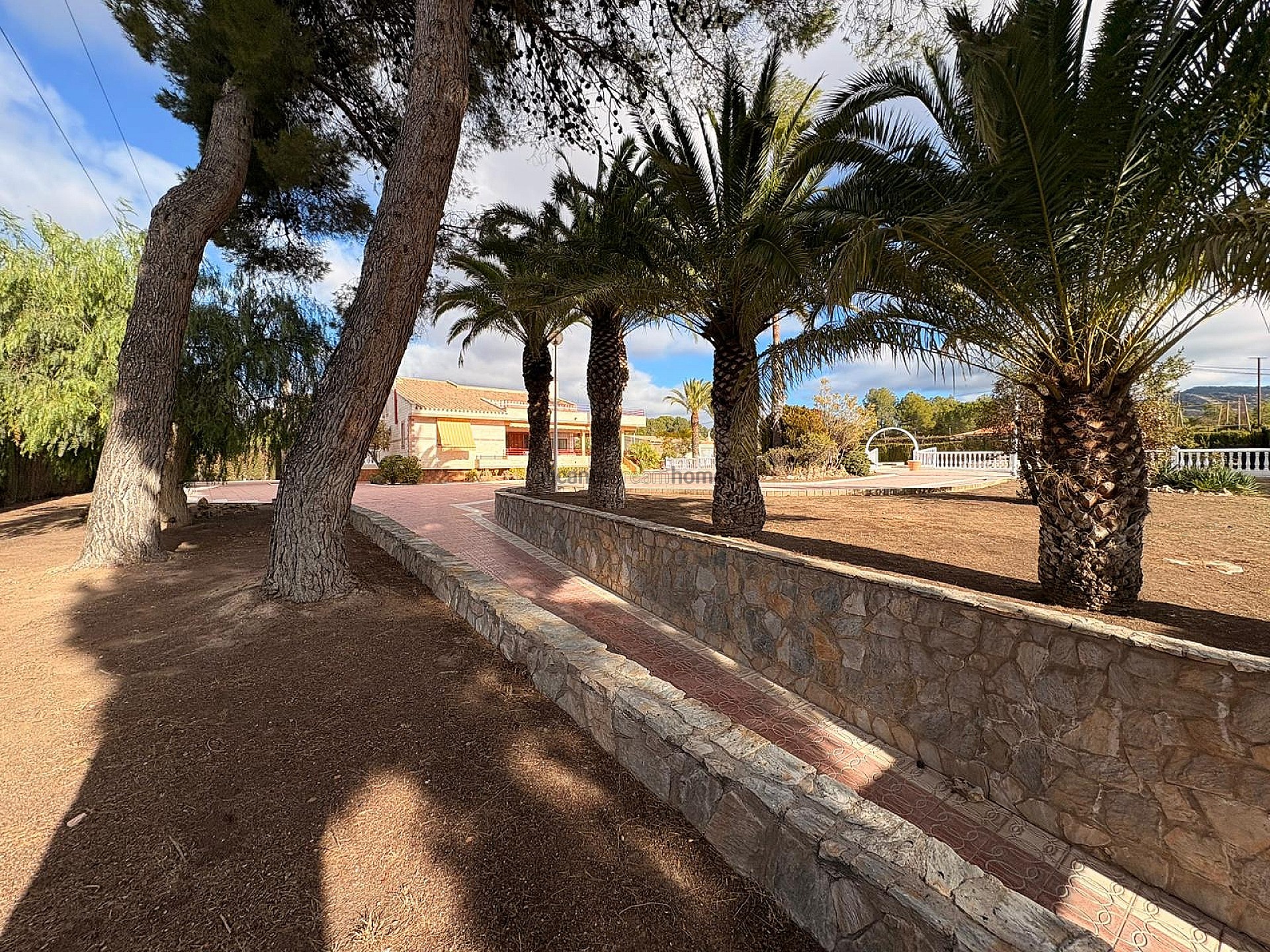 Resale - 3 Bedroom 2 Bathroom Villa in Sax -  - Alicante
