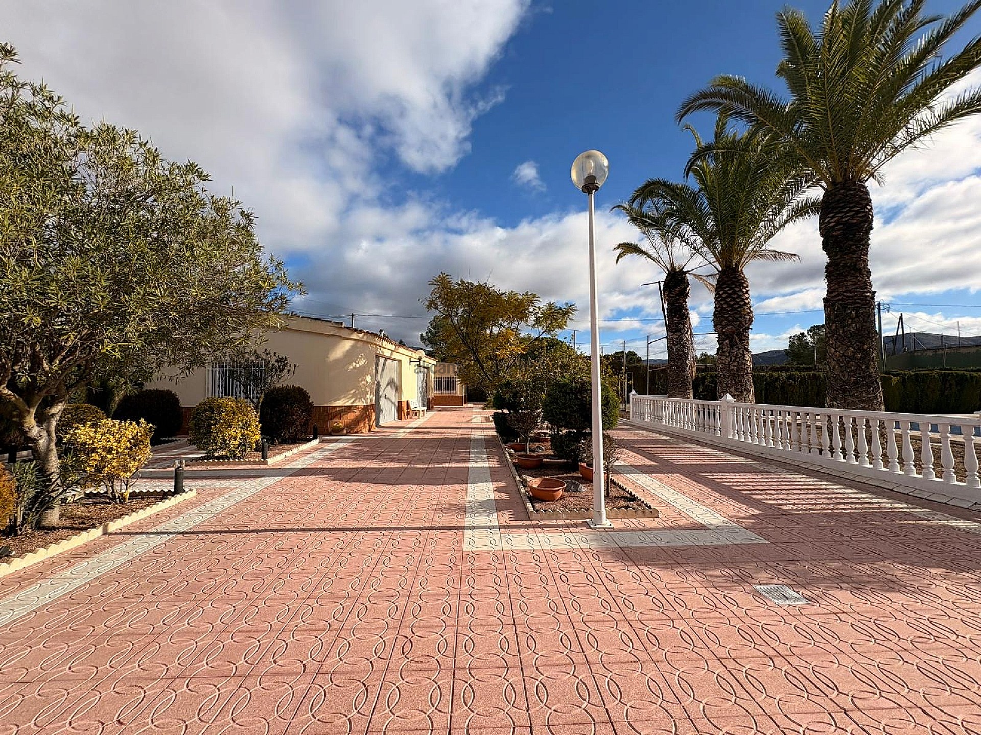 Resale - 3 Bedroom 2 Bathroom Villa in Sax -  - Alicante