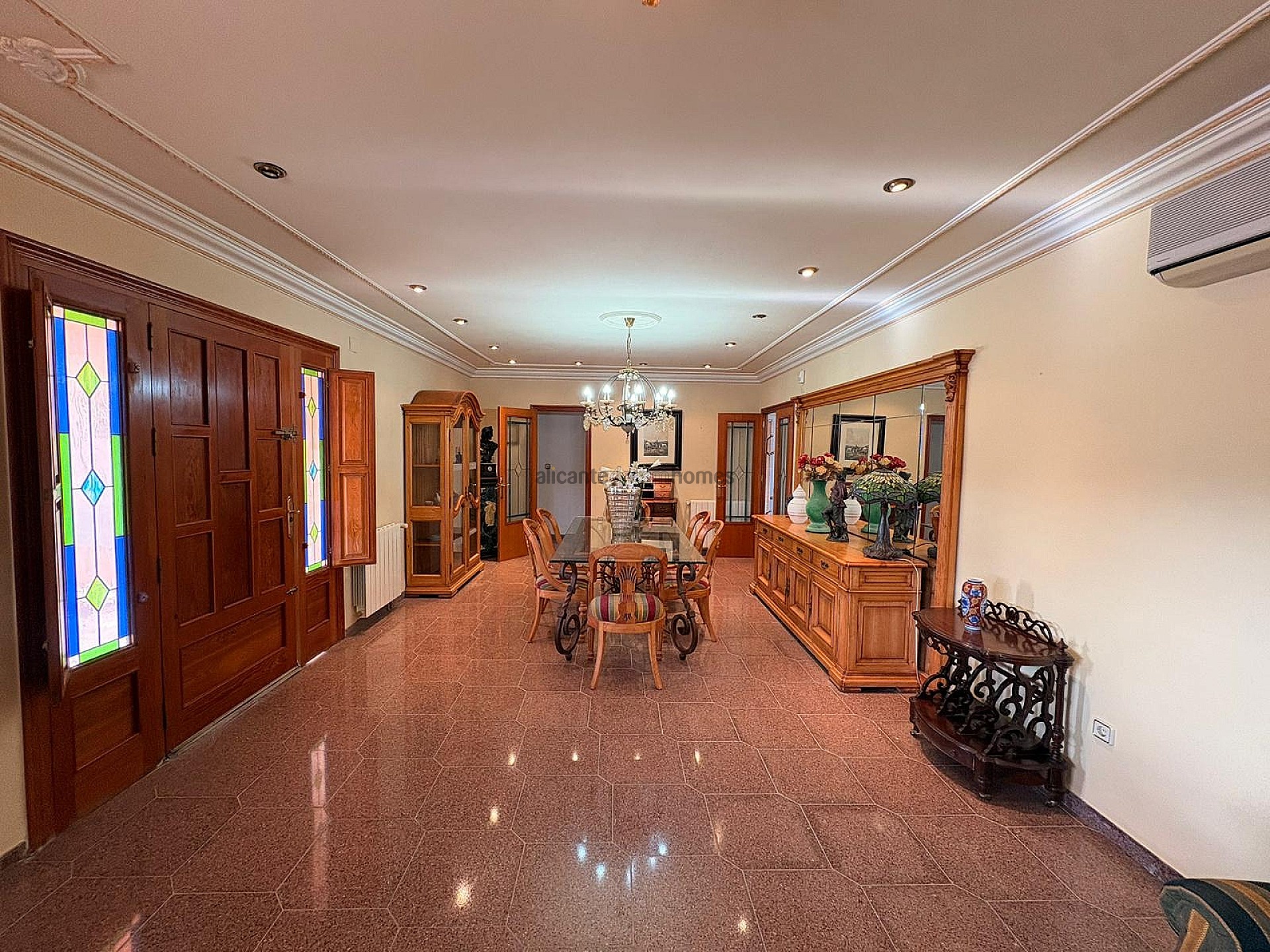 Resale - 3 Bedroom 2 Bathroom Villa in Sax -  - Alicante