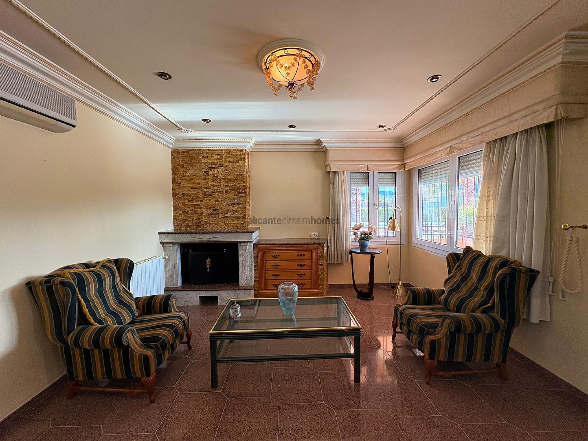 Resale - 3 Bedroom 2 Bathroom Villa in Sax -  - Alicante