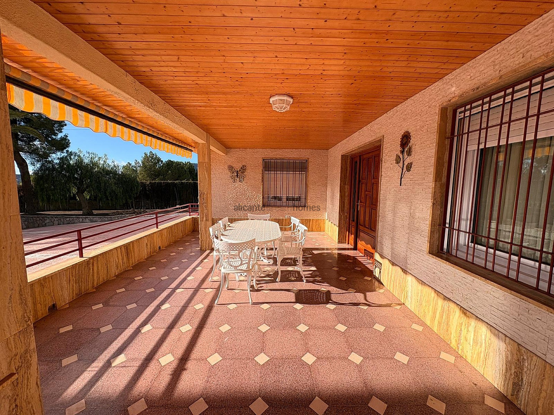 Resale - 3 Bedroom 2 Bathroom Villa in Sax -  - Alicante
