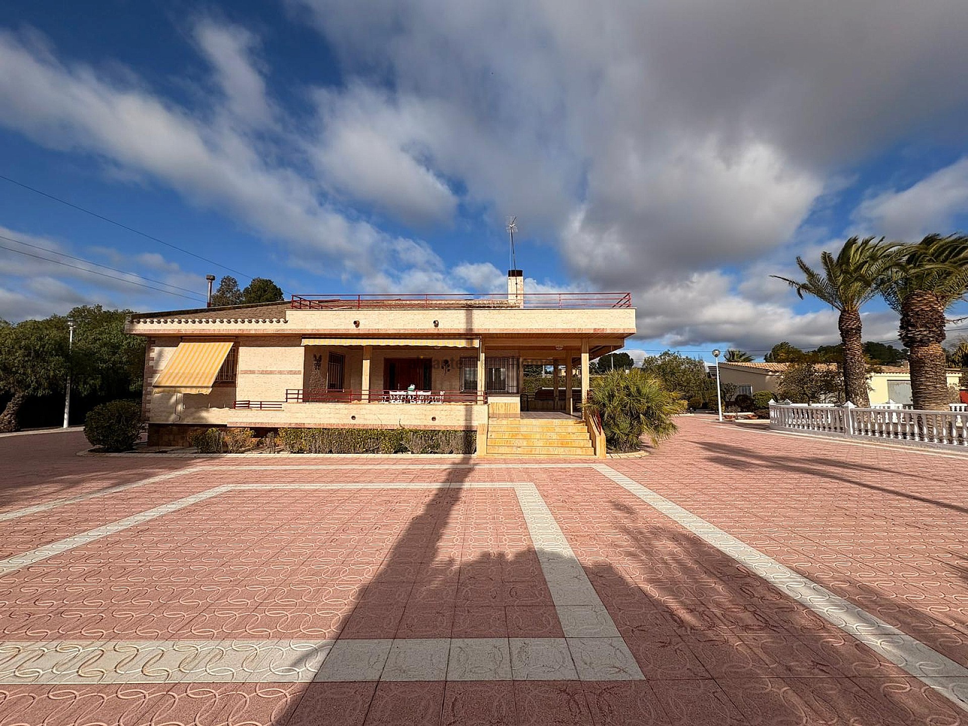 Resale - 3 Bedroom 2 Bathroom Villa in Sax -  - Alicante