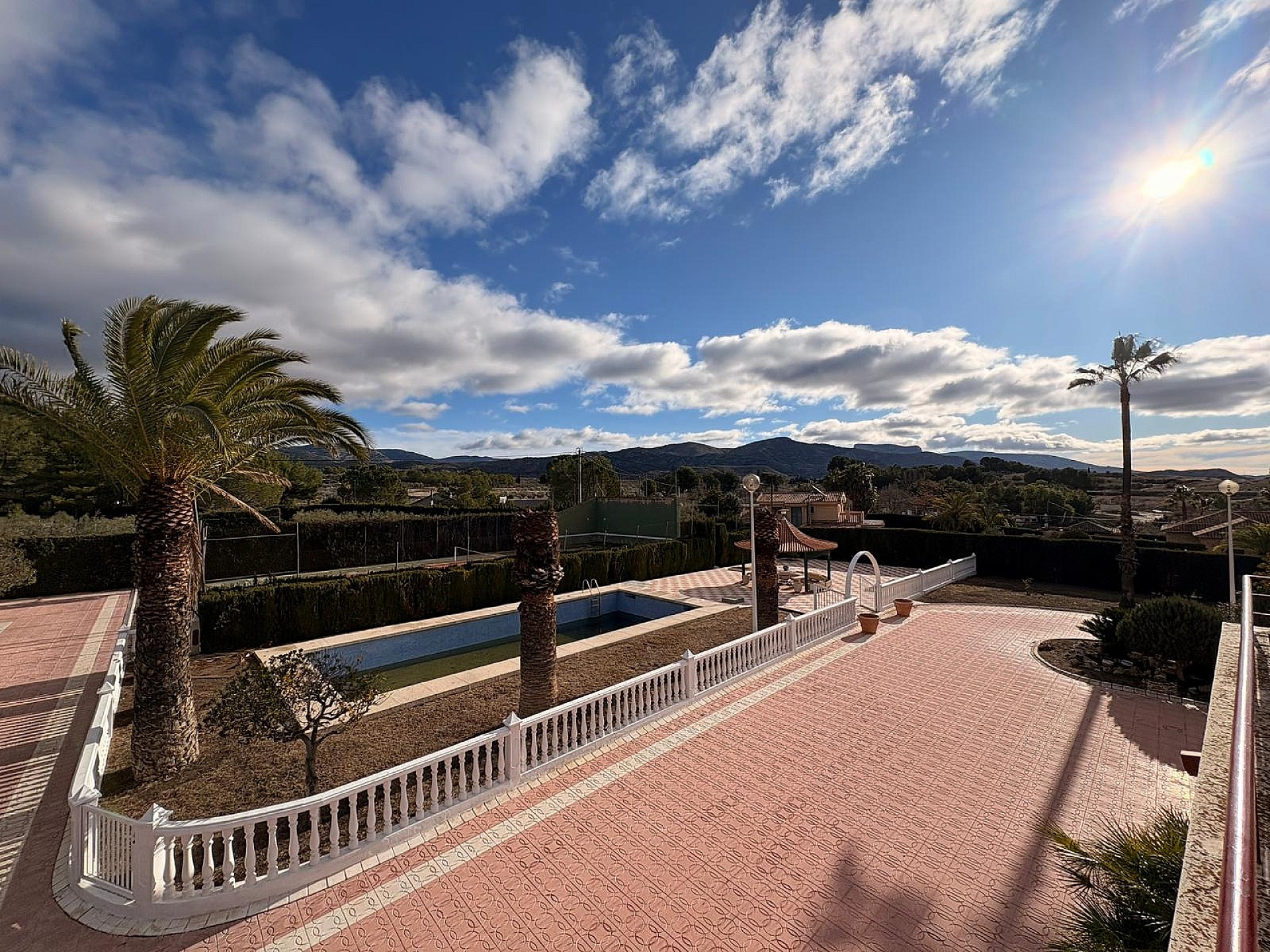 Resale - 3 Bedroom 2 Bathroom Villa in Sax -  - Alicante