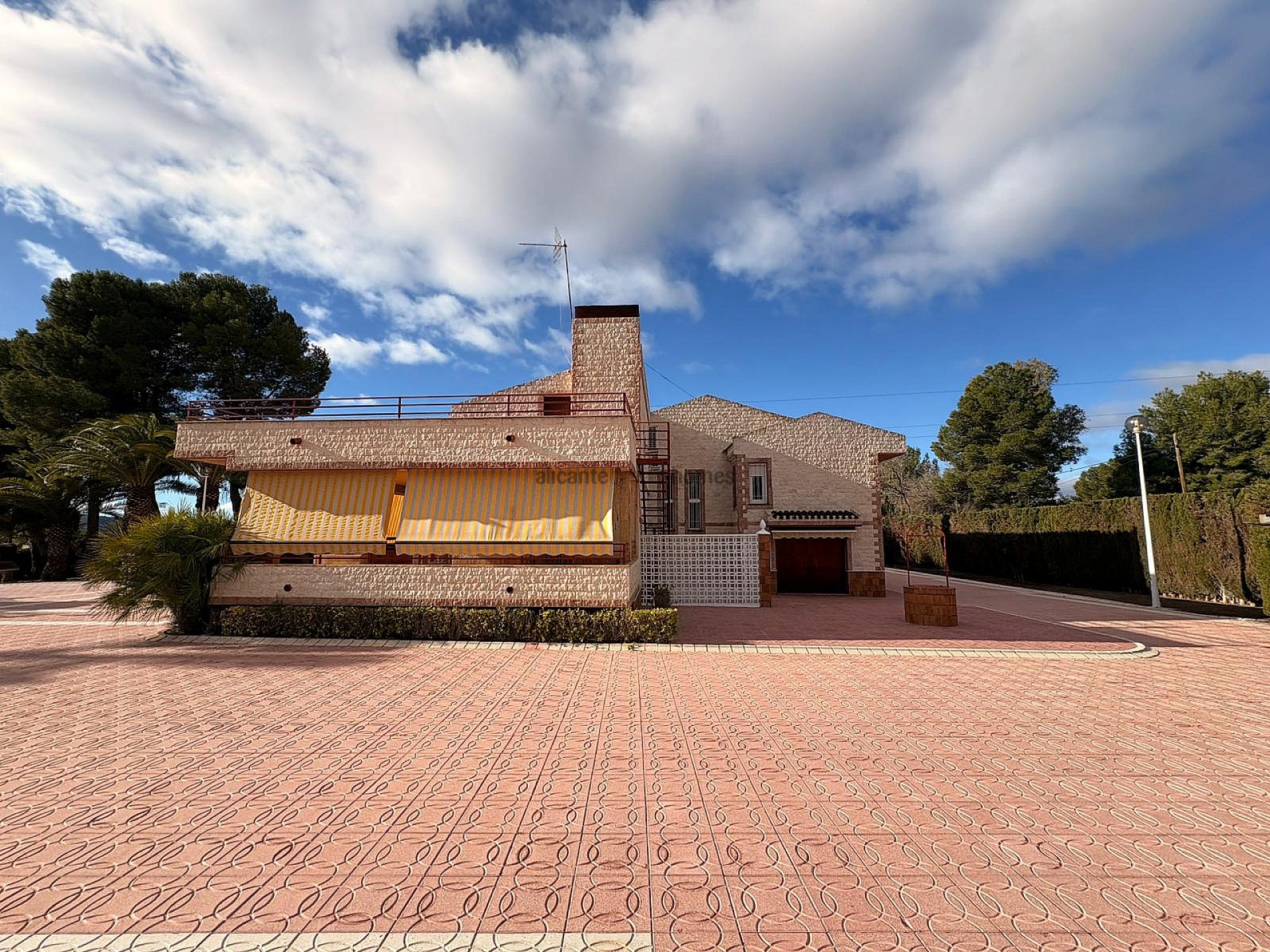 Resale - 3 Bedroom 2 Bathroom Villa in Sax -  - Alicante