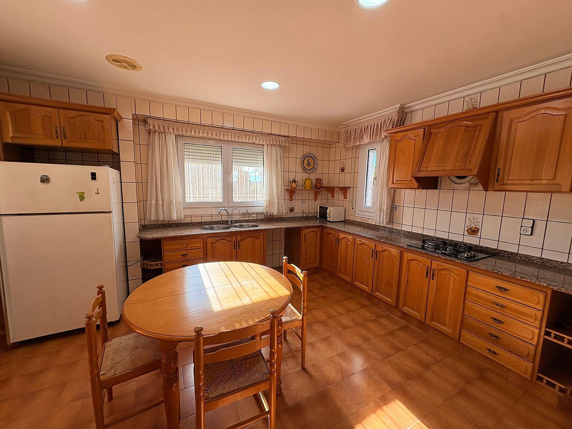 Resale - 3 Bedroom 2 Bathroom Villa in Sax -  - Alicante