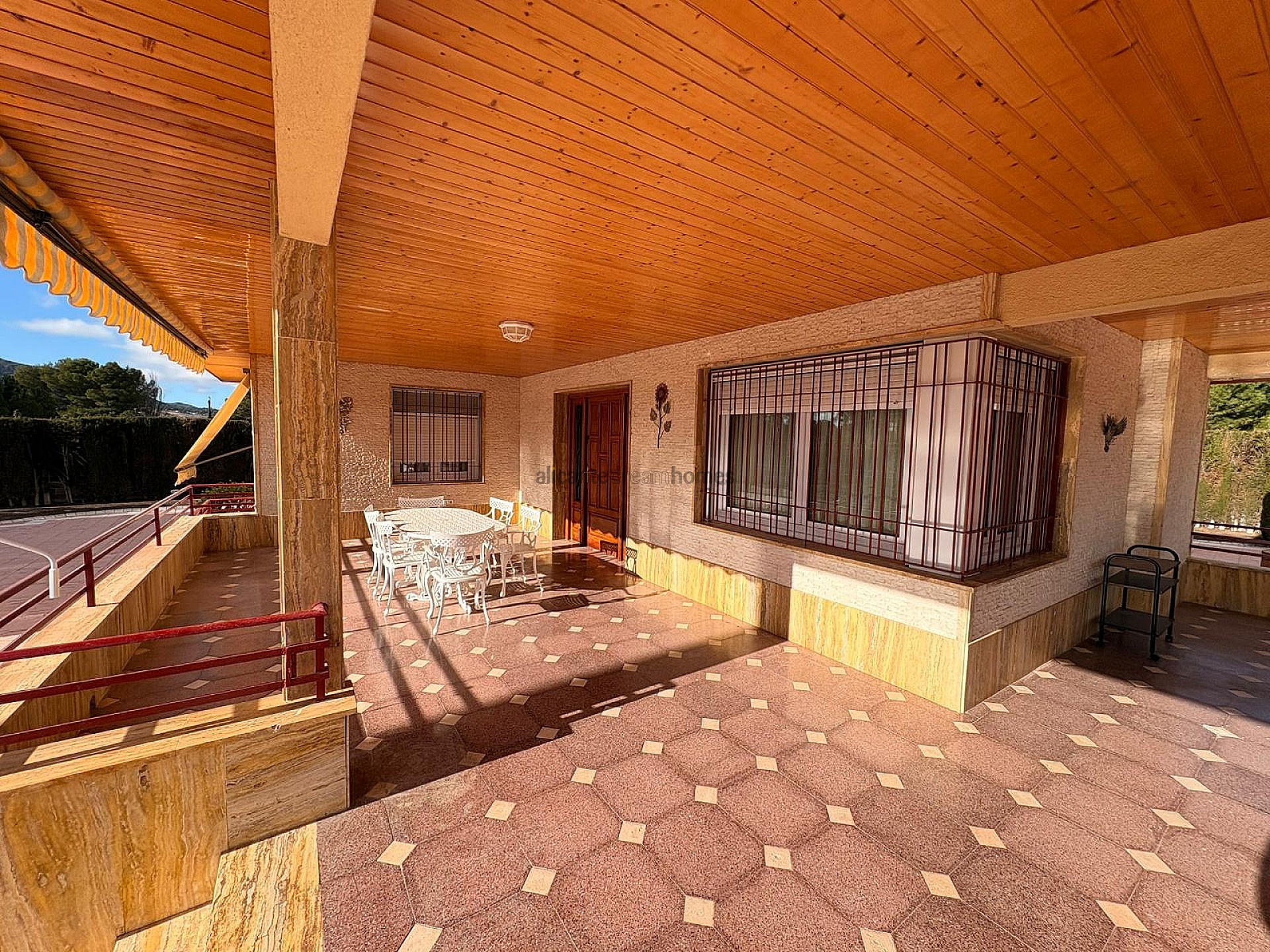 Resale - 3 Bedroom 2 Bathroom Villa in Sax -  - Alicante