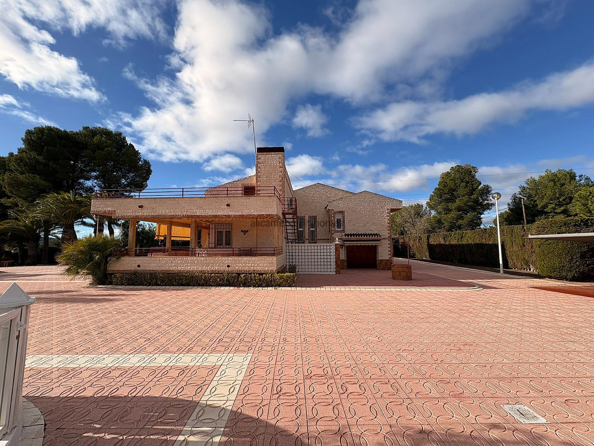 Resale - 3 Bedroom 2 Bathroom Villa in Sax -  - Alicante