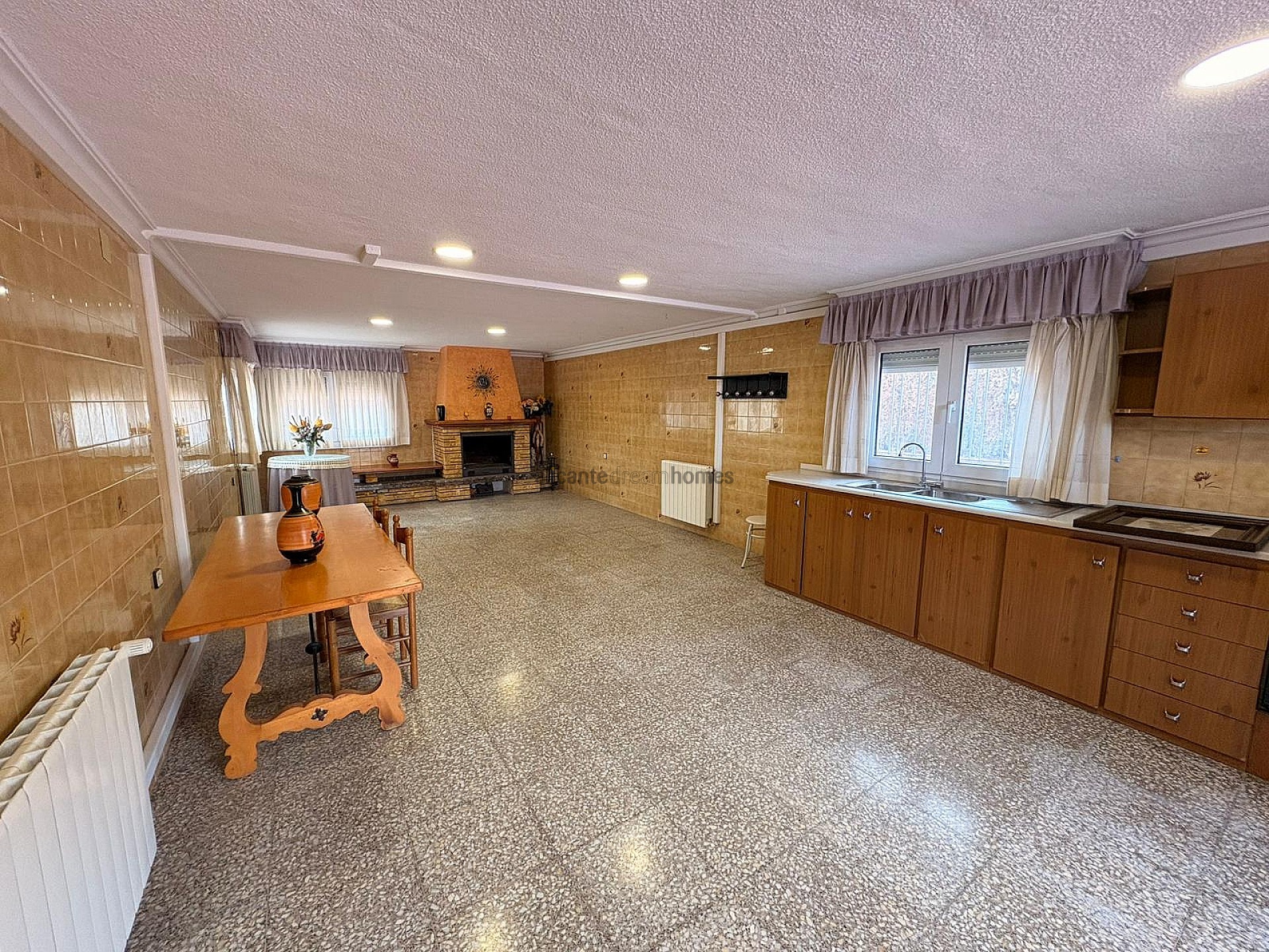 Resale - 3 Bedroom 2 Bathroom Villa in Sax -  - Alicante