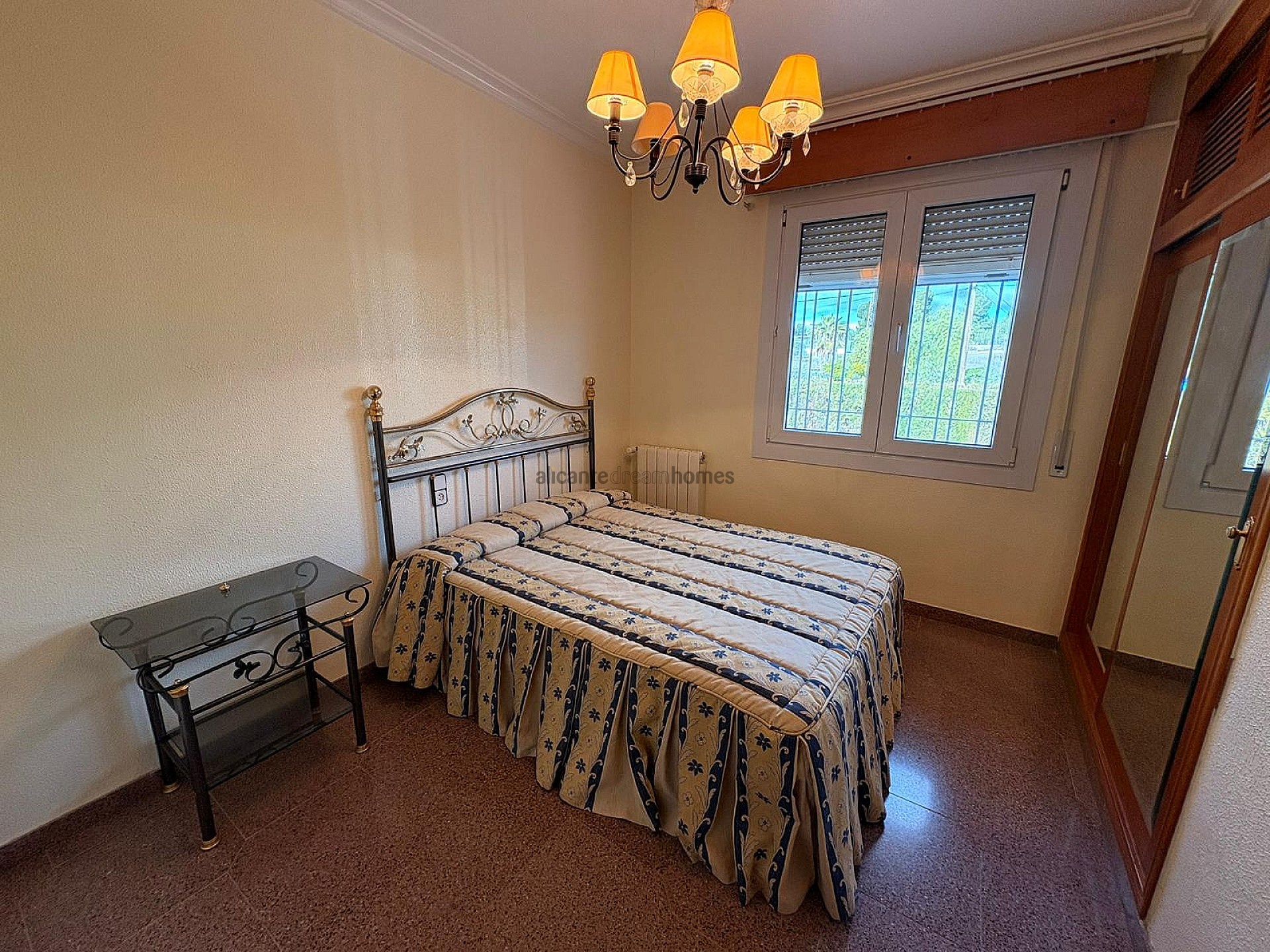 Resale - 3 Bedroom 2 Bathroom Villa in Sax -  - Alicante