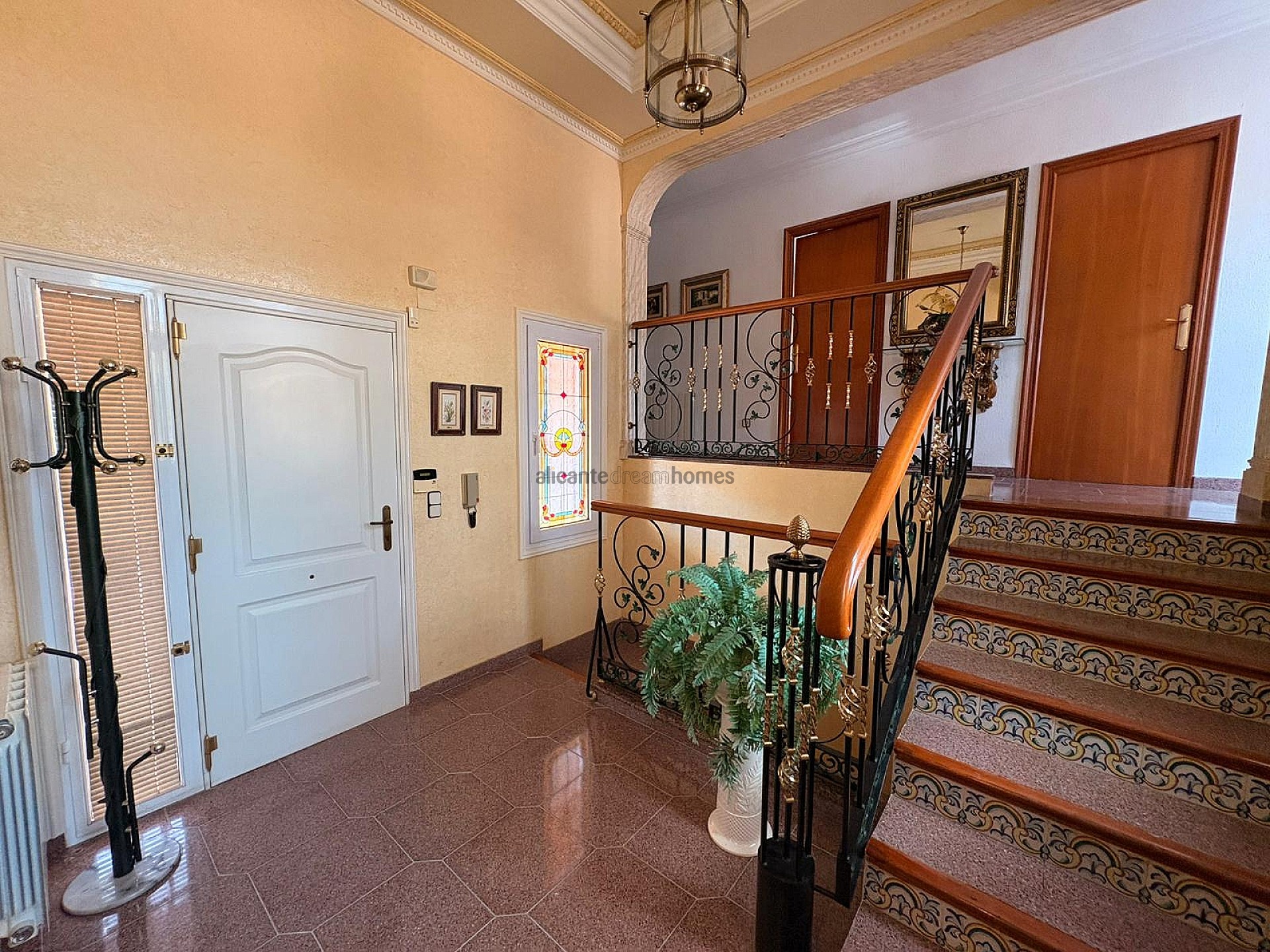 Resale - 3 Bedroom 2 Bathroom Villa in Sax -  - Alicante