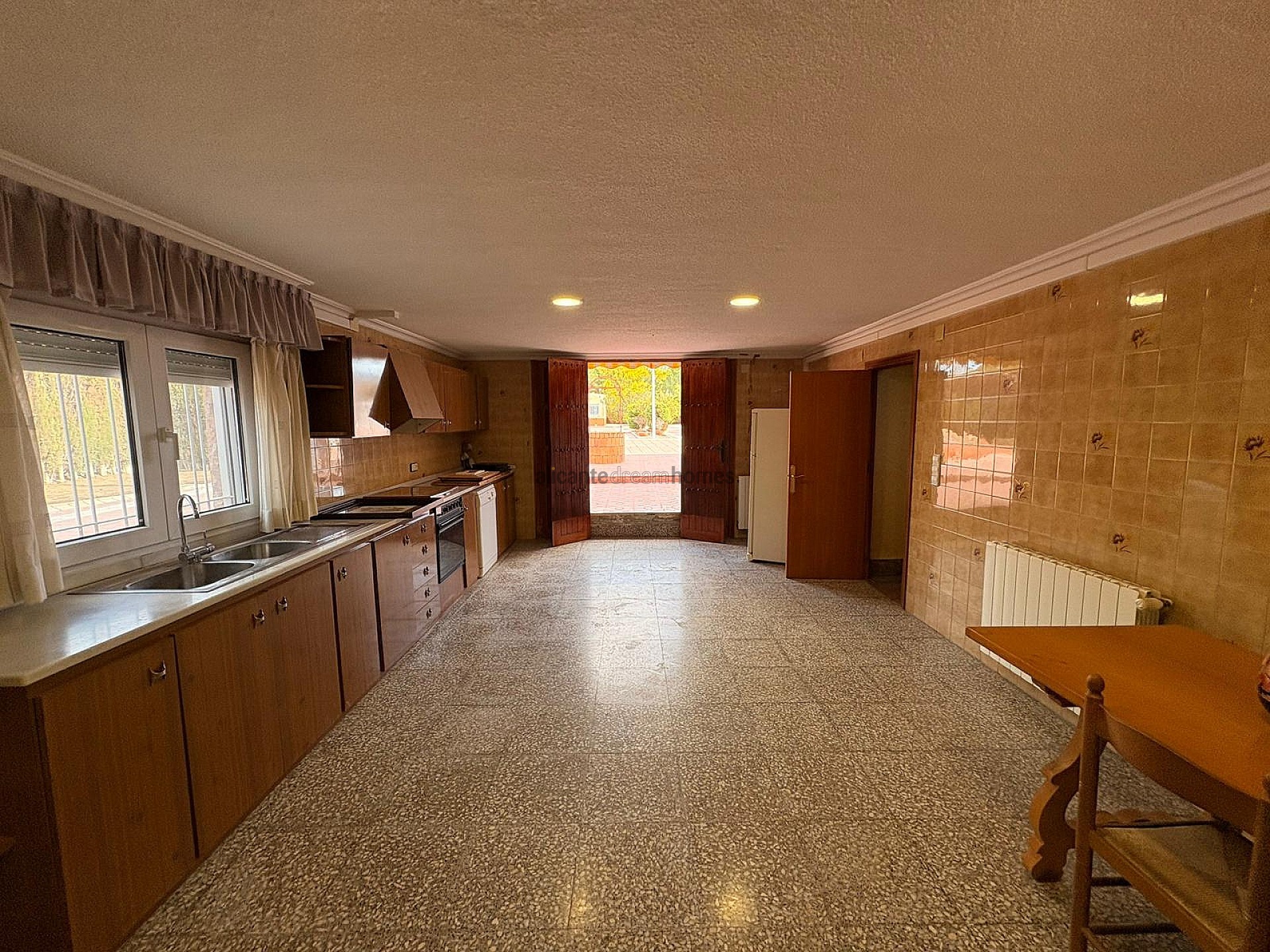 Resale - 3 Bedroom 2 Bathroom Villa in Sax -  - Alicante
