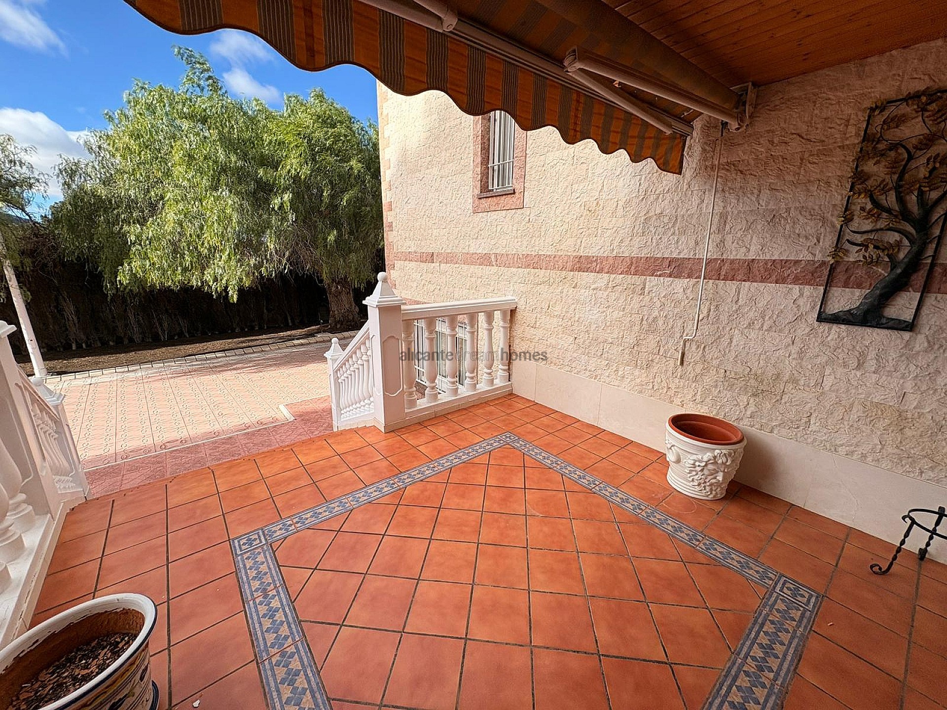 Resale - 3 Bedroom 2 Bathroom Villa in Sax -  - Alicante