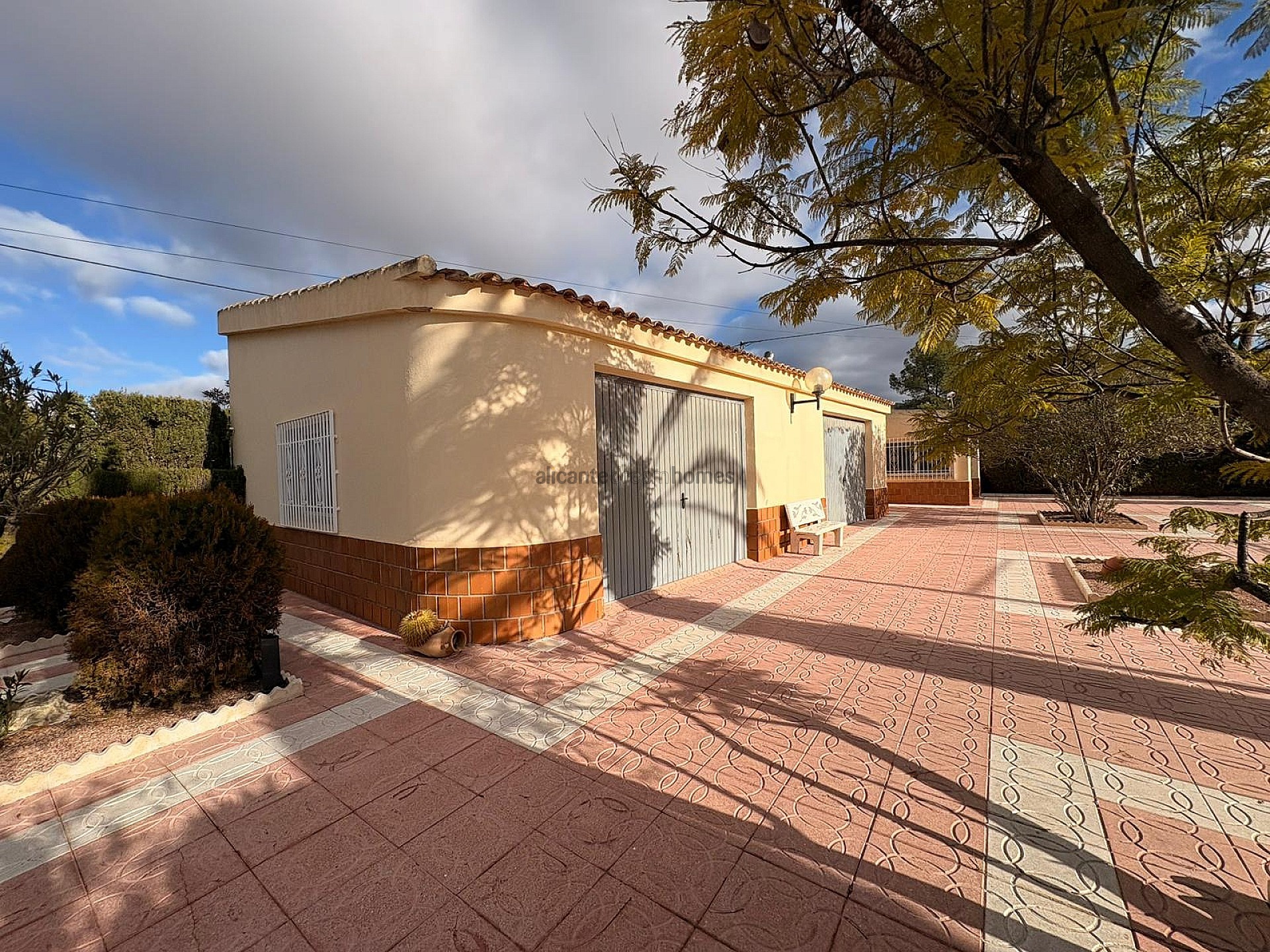 Resale - 3 Bedroom 2 Bathroom Villa in Sax -  - Alicante