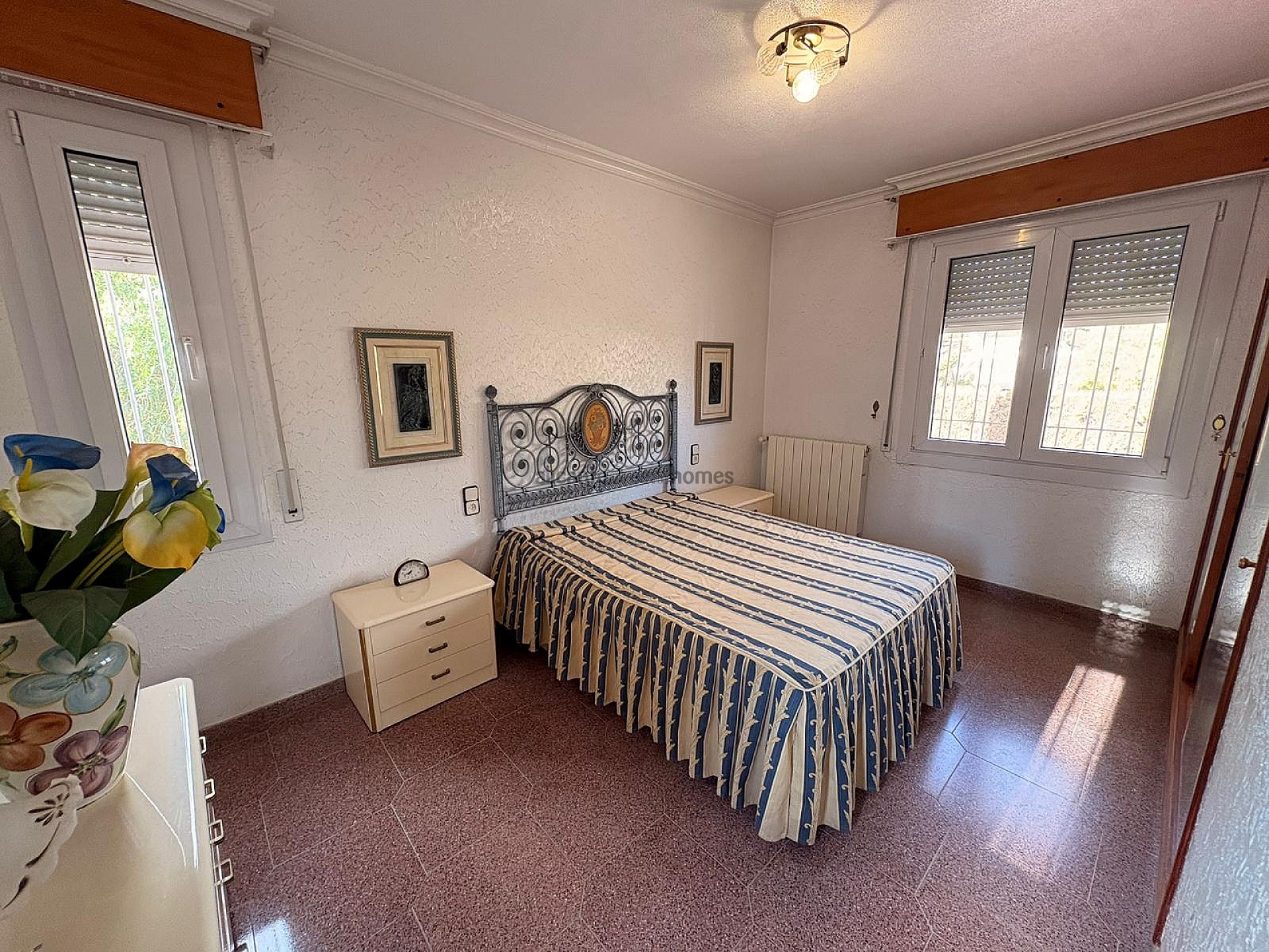 Resale - 3 Bedroom 2 Bathroom Villa in Sax -  - Alicante