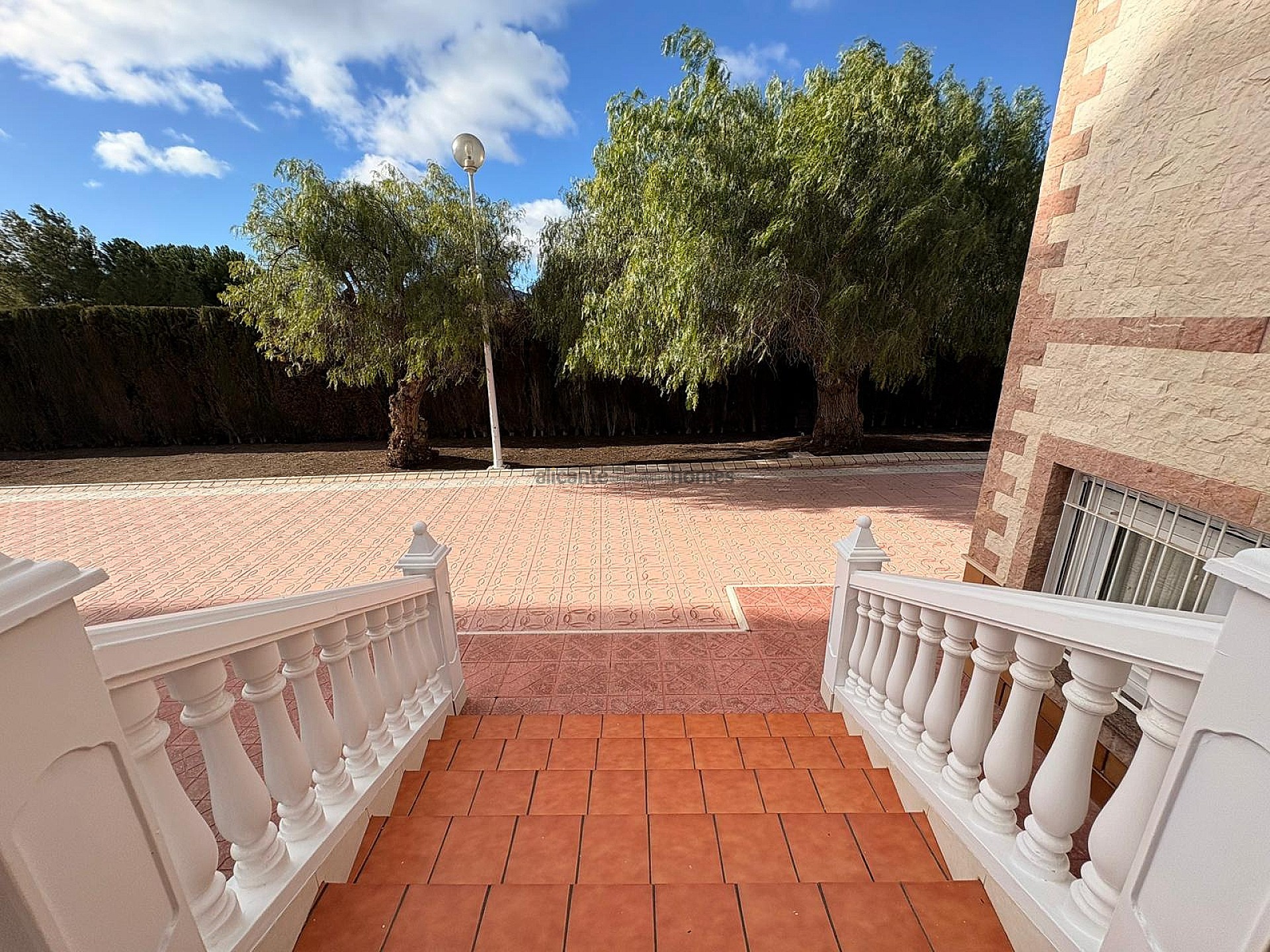 Resale - 3 Bedroom 2 Bathroom Villa in Sax -  - Alicante
