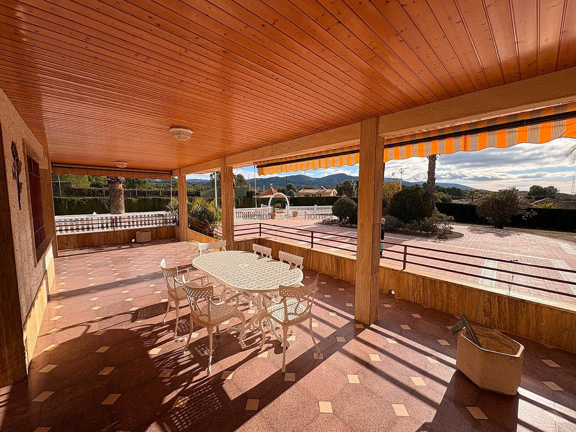 Resale - 3 Bedroom 2 Bathroom Villa in Sax -  - Alicante