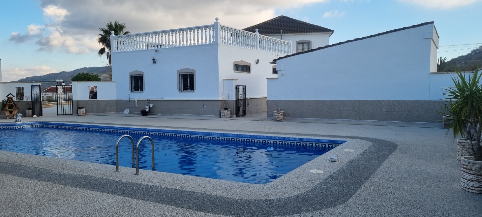 Resale - 6 Bedroom 8 Bathroom Villa in Hondón de los Fráiles -  - Alicante