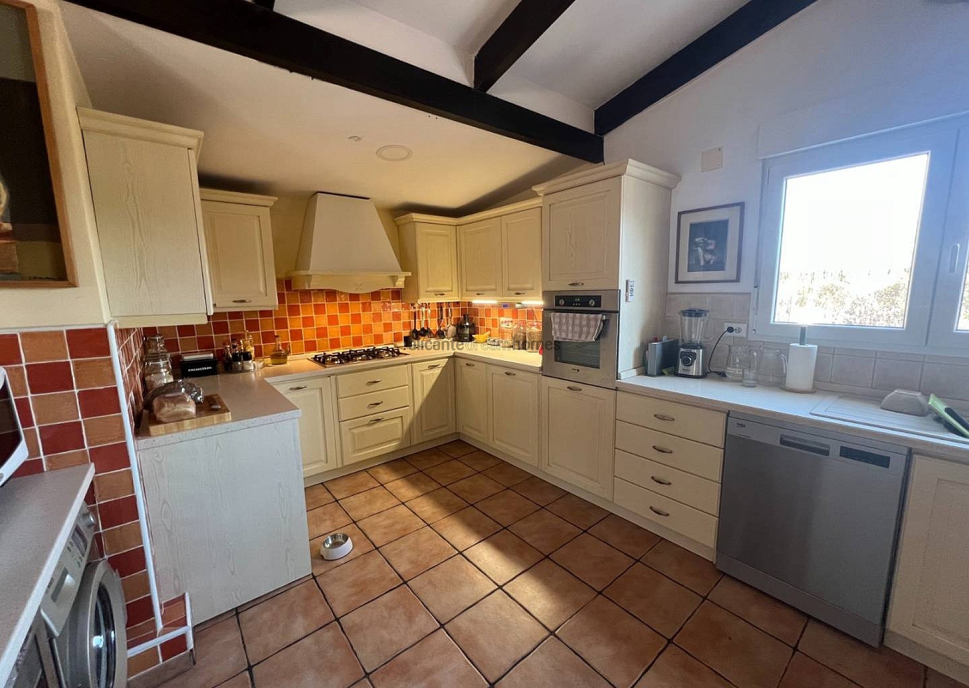 Resale - 4 Bedroom 3 Bathroom Villa in Salinas -  - Alicante