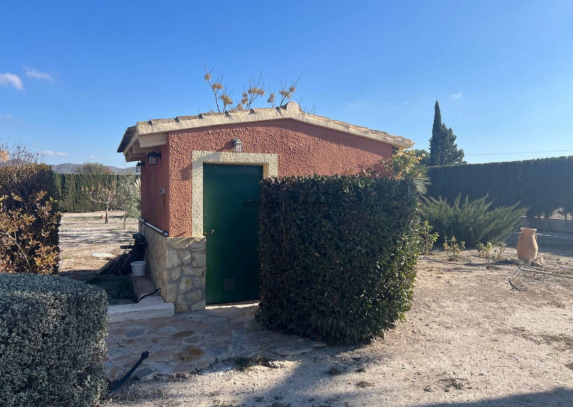 Resale - 4 Bedroom 3 Bathroom Villa in Salinas -  - Alicante