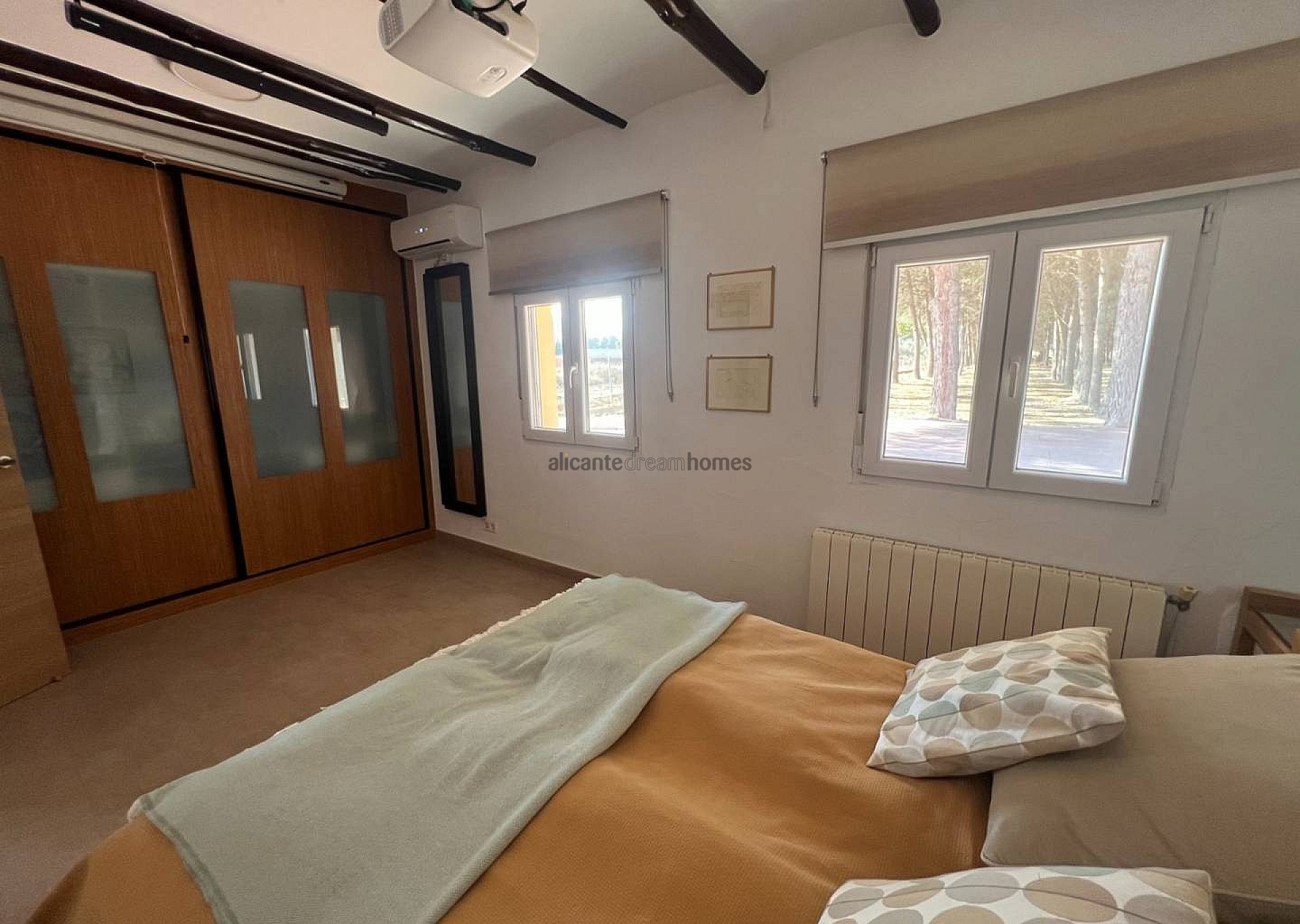 Resale - 4 Bedroom 3 Bathroom Villa in Salinas -  - Alicante
