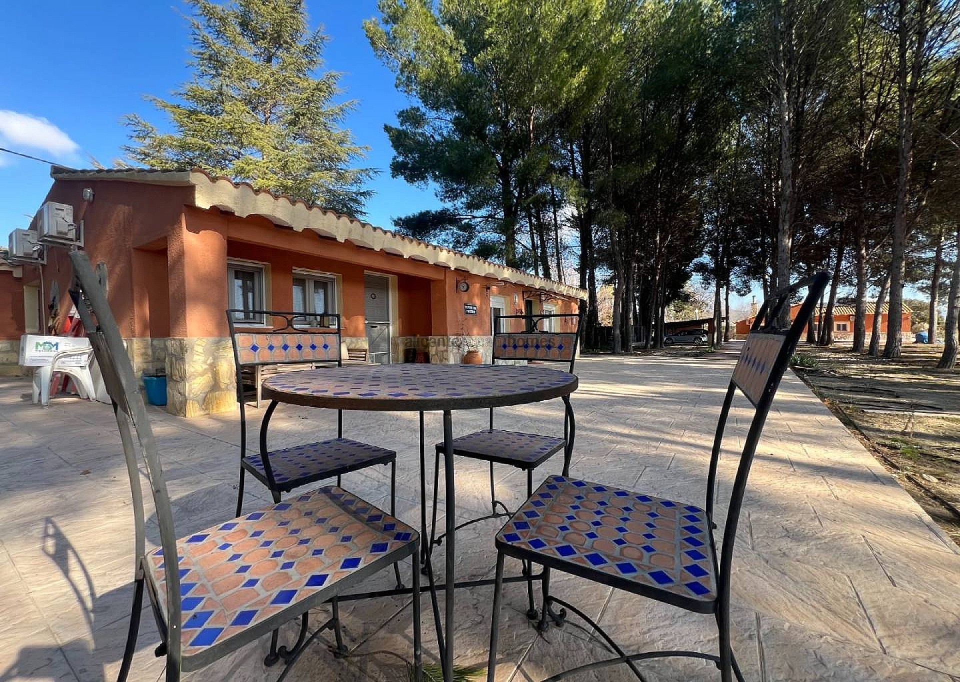 Resale - 4 Bedroom 3 Bathroom Villa in Salinas -  - Alicante