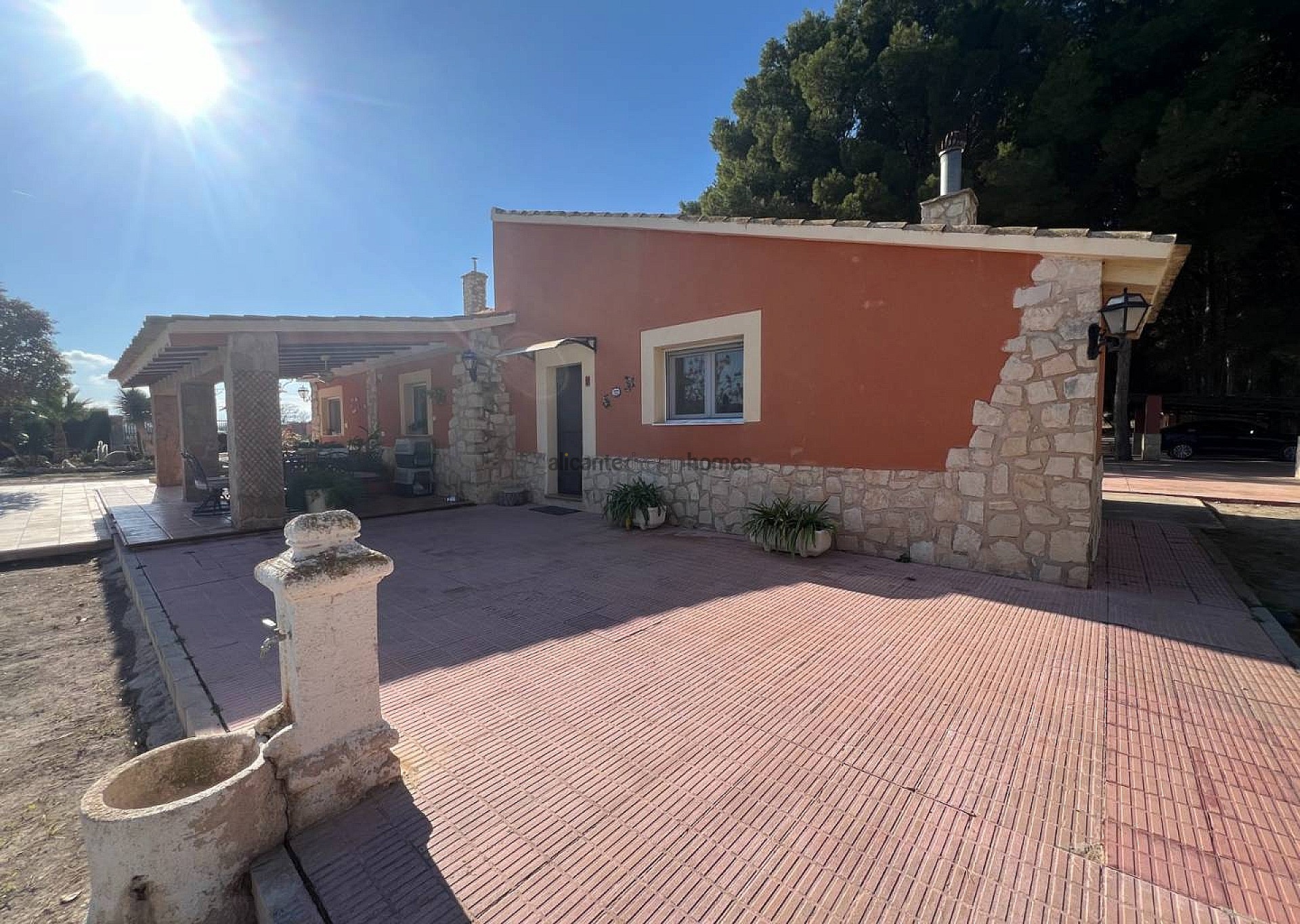 Resale - 4 Bedroom 3 Bathroom Villa in Salinas -  - Alicante