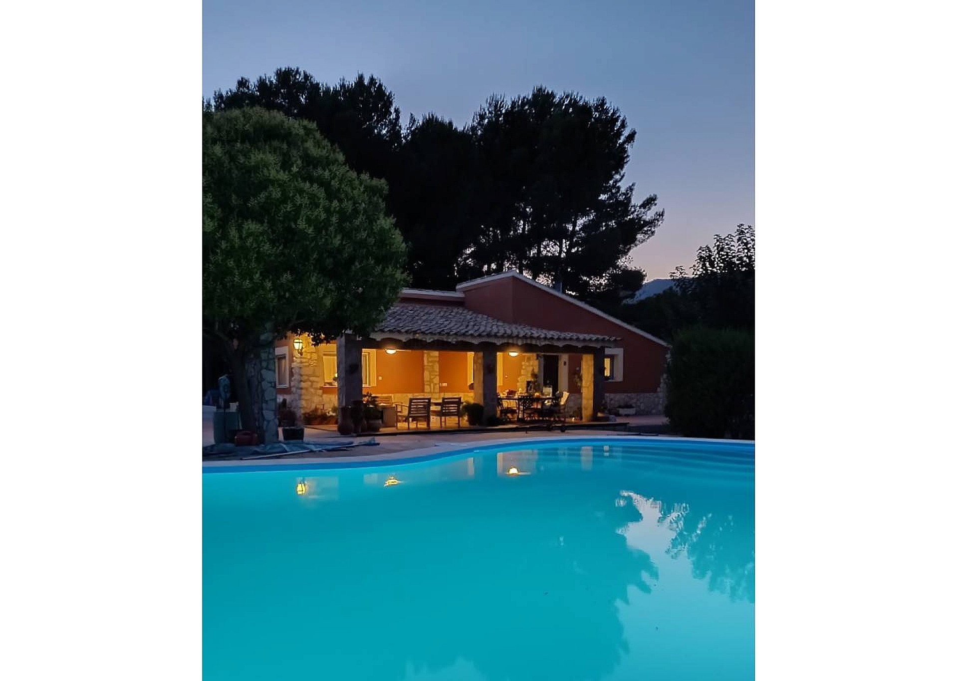 Resale - 4 Bedroom 3 Bathroom Villa in Salinas -  - Alicante