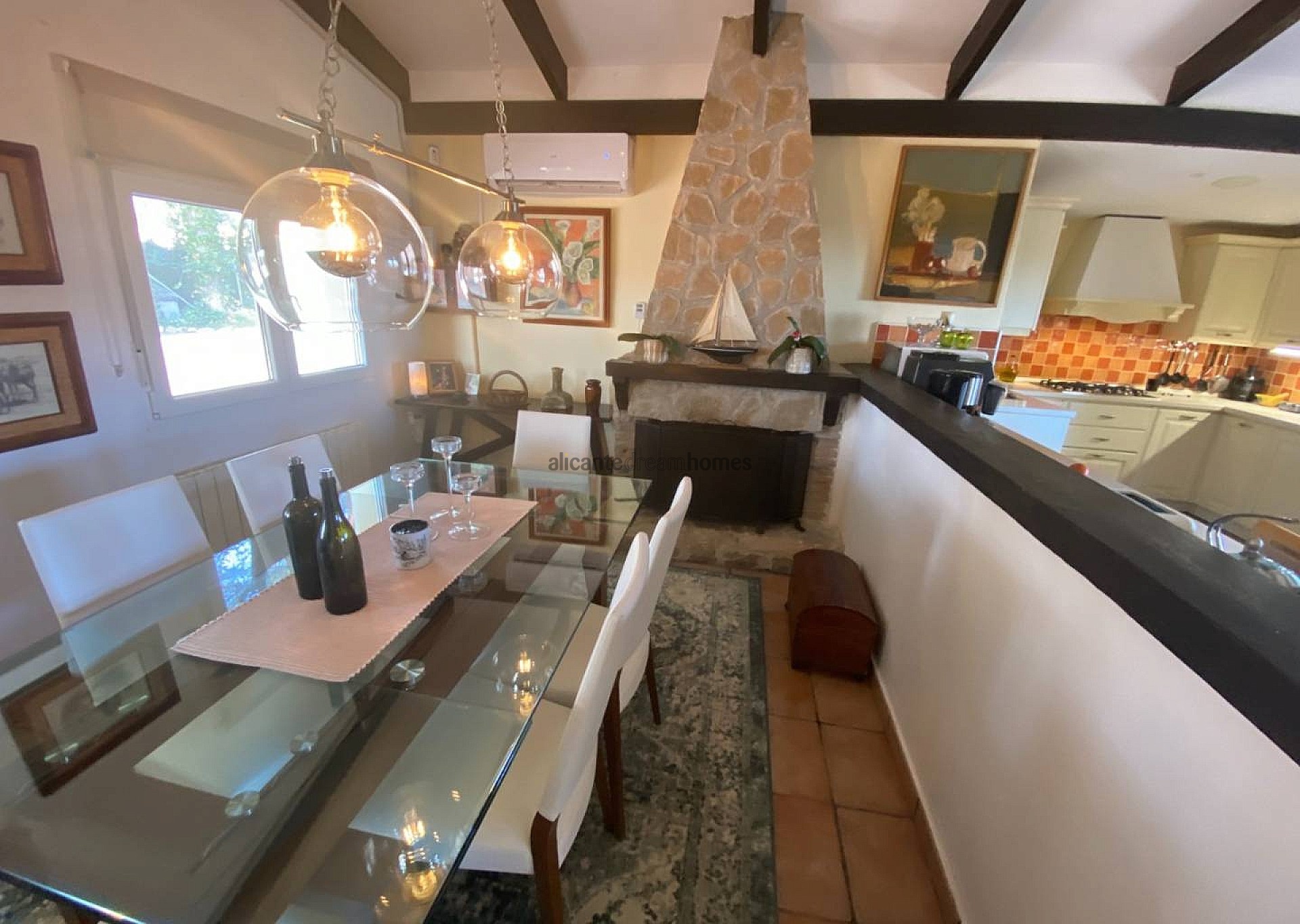 Resale - 4 Bedroom 3 Bathroom Villa in Salinas -  - Alicante