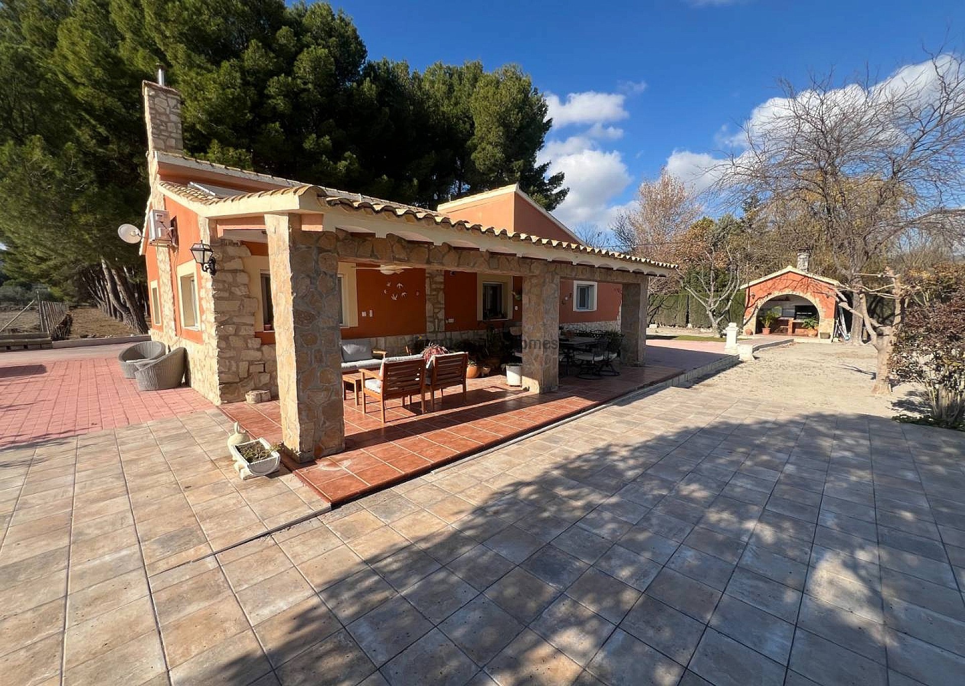 Resale - 4 Bedroom 3 Bathroom Villa in Salinas -  - Alicante