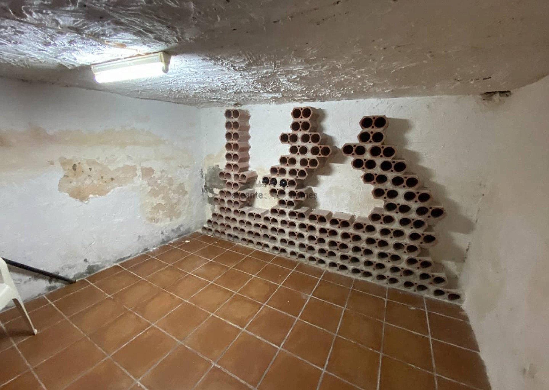 Resale - 4 Bedroom 3 Bathroom Villa in Salinas -  - Alicante